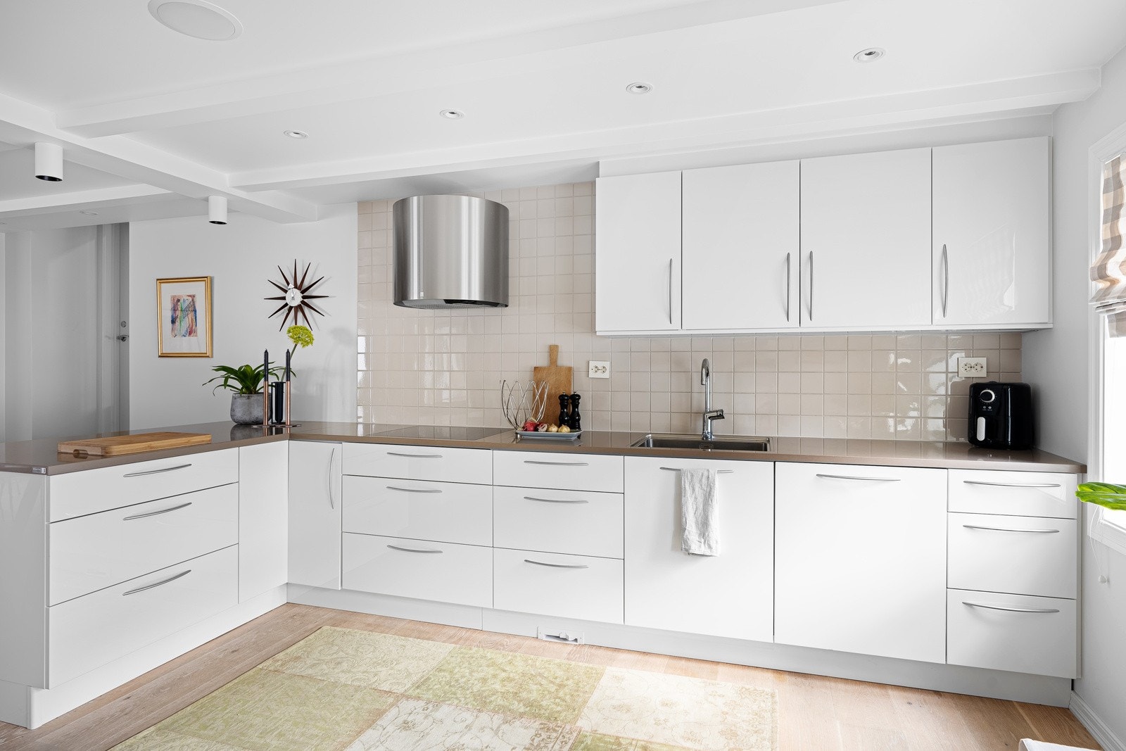 God plass skap- og benkeplass Galleribilde