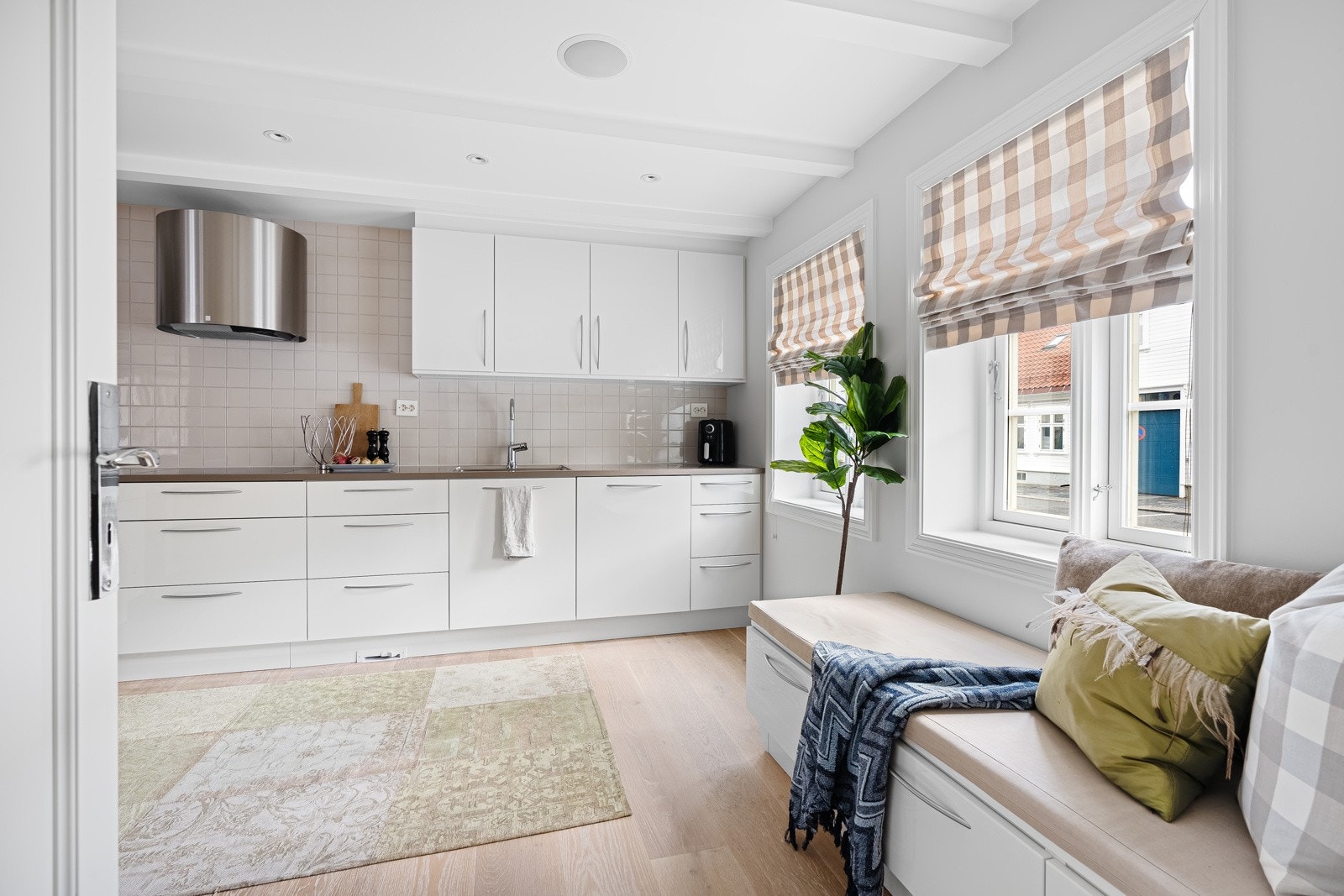 Innredning fra HTH - plassbygd sofa/benk skaper fin atmosfære i rommet Galleribilde