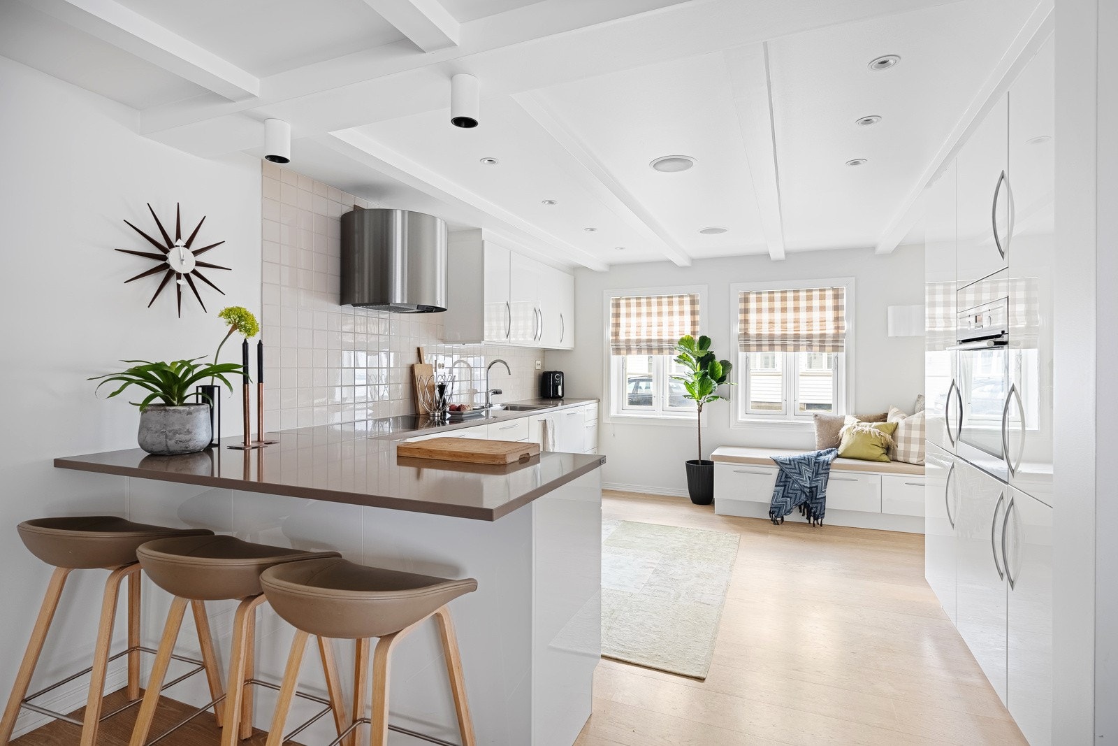 Praktisk med en enkel barløsning til kjøkkenet Galleribilde