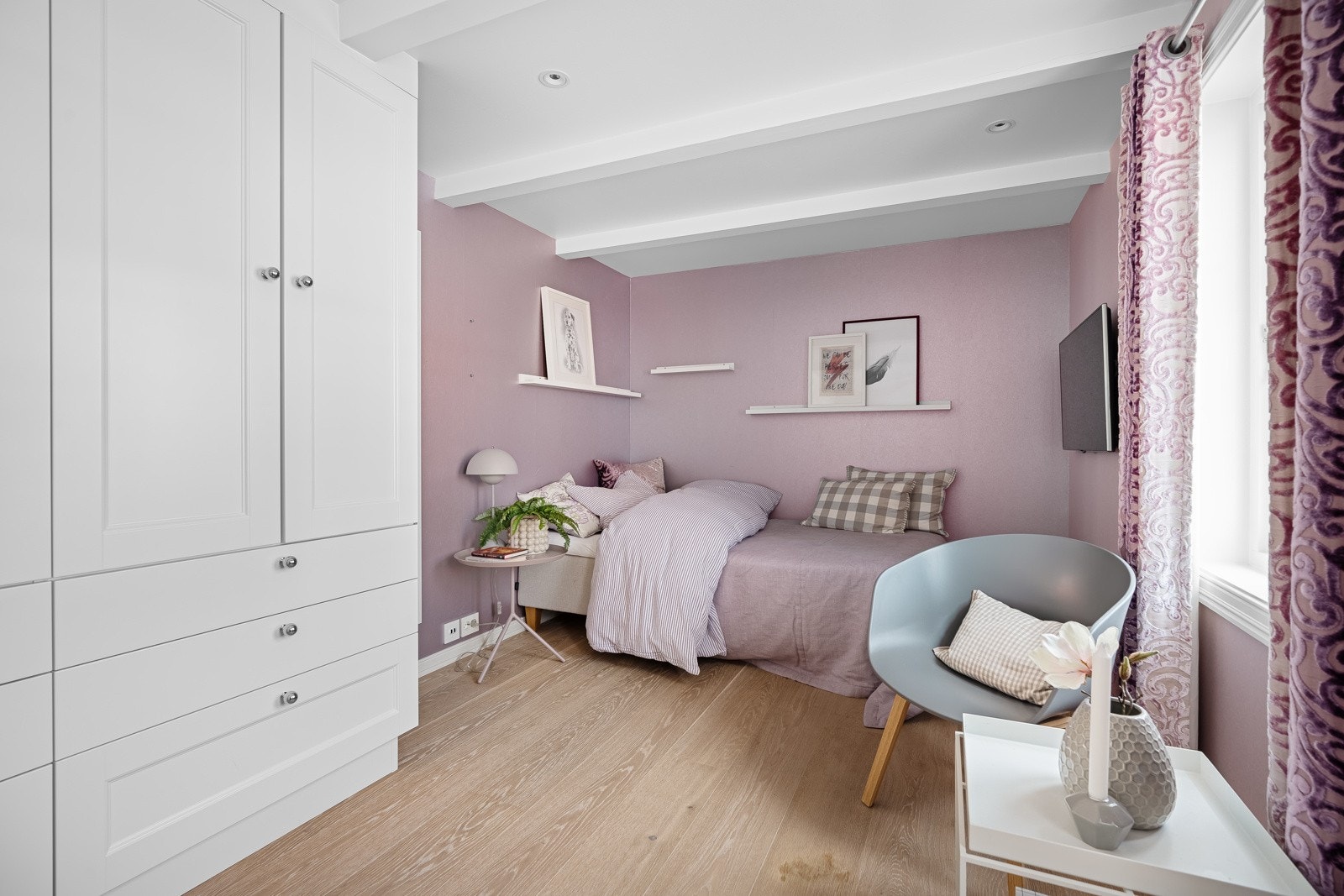 Soverom 2 har utgang til luftebalkong mot bakgården - ettermiddags- og kveldssol Galleribilde