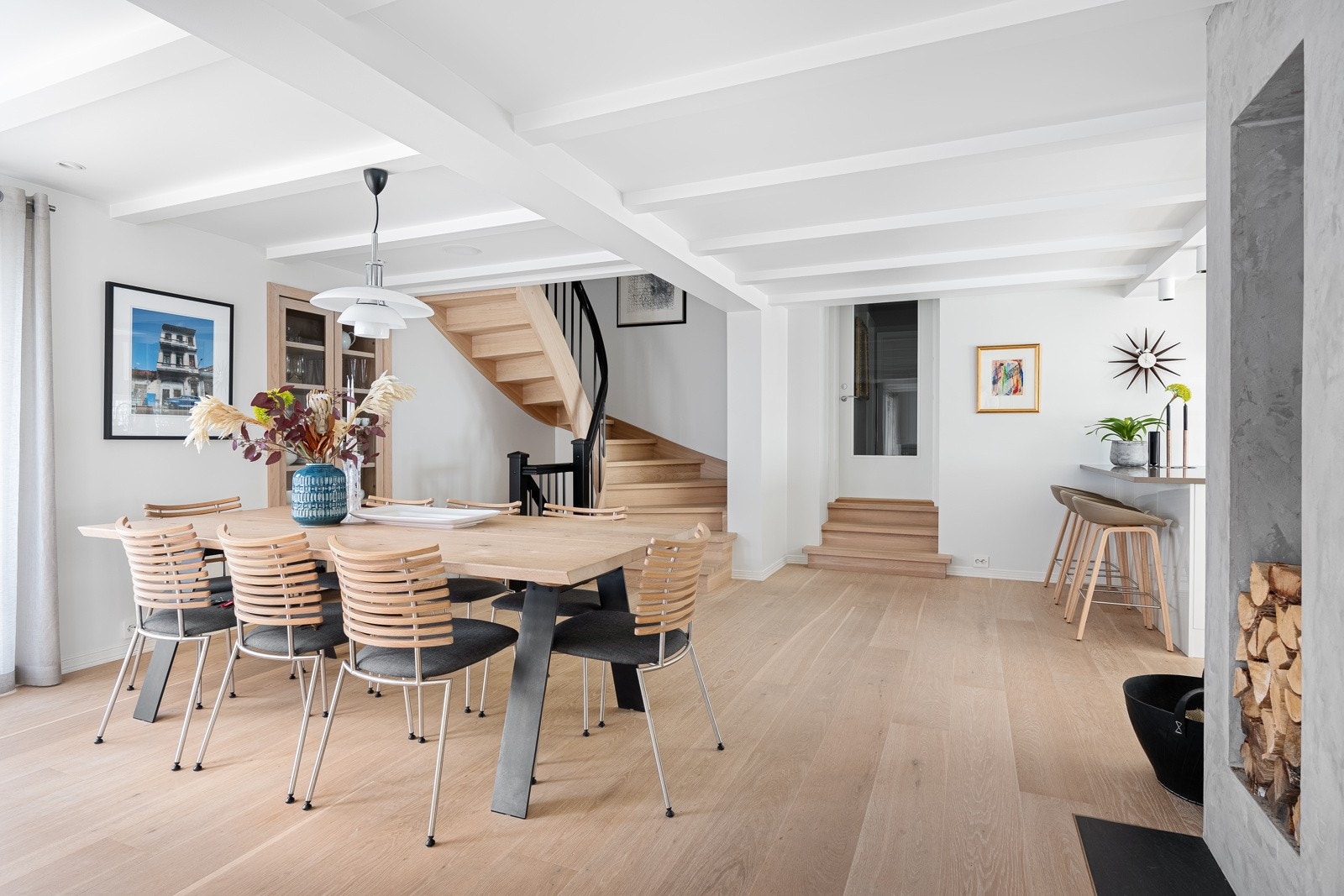 Det vil av selger bli lukket med brannvegg mot nabodel før overtagelse, se prospektet Galleribilde