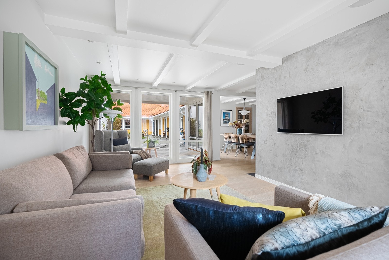 Gjennomlys fra både gate og egen bakgårdshage Galleribilde