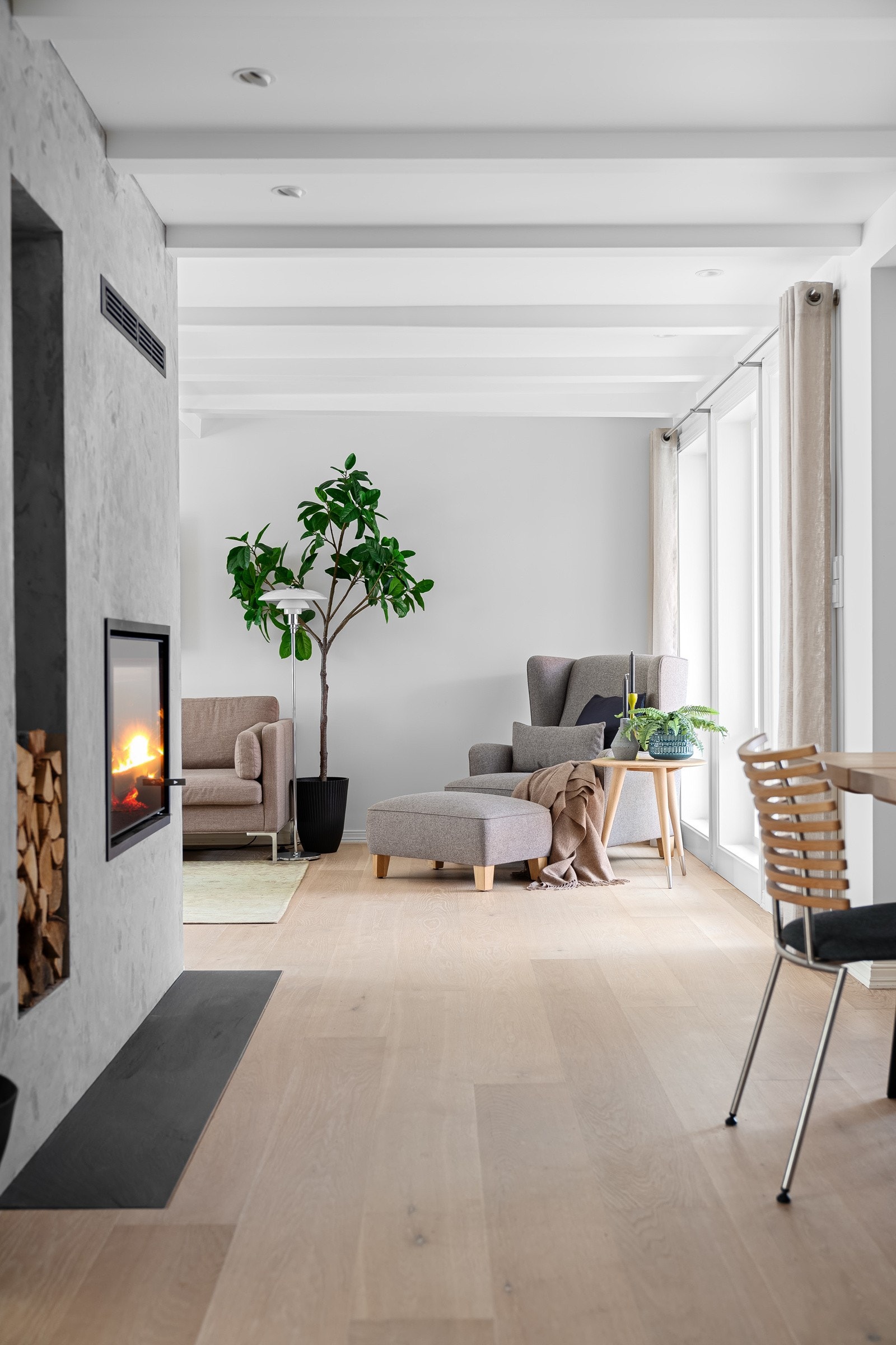 Sonen mellom stue og spisestue - tilhøyre i bildet er det utgang til den fine bakgårdshagen Galleribilde