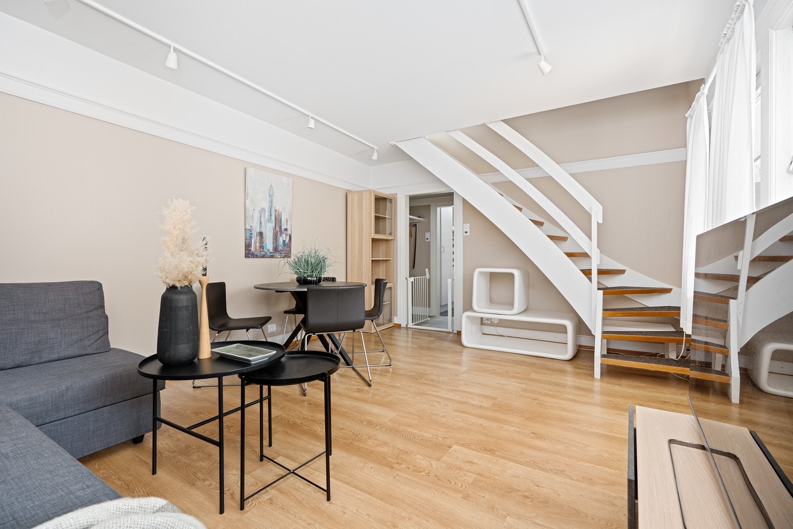 Leilighet liten stue med trapp til loft Galleribilde