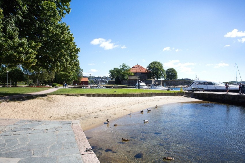 En kort spasertur unna ligger Tresse og Festningen - her er det flott strandpromenade Galleribilde