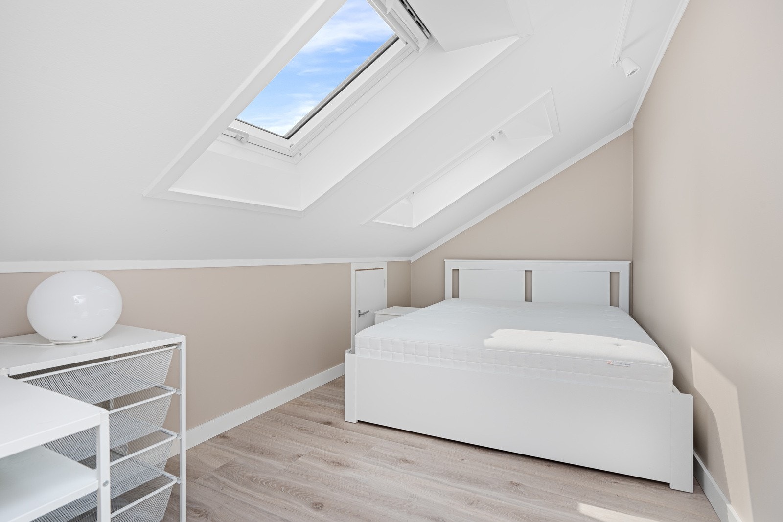 Leilighet liten - loftsrom med veluxvindu Galleribilde