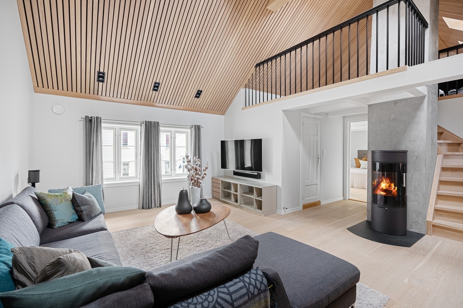 Fra 2.etasje med trapp opp til hems Galleribilde