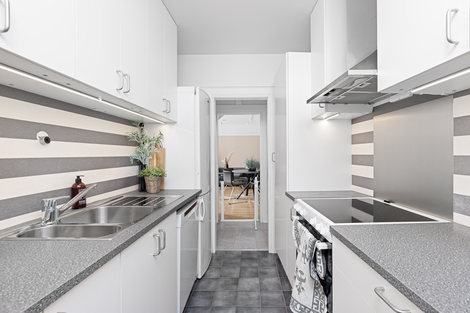 Leilighet liten - kjøkken mot gang Galleribilde