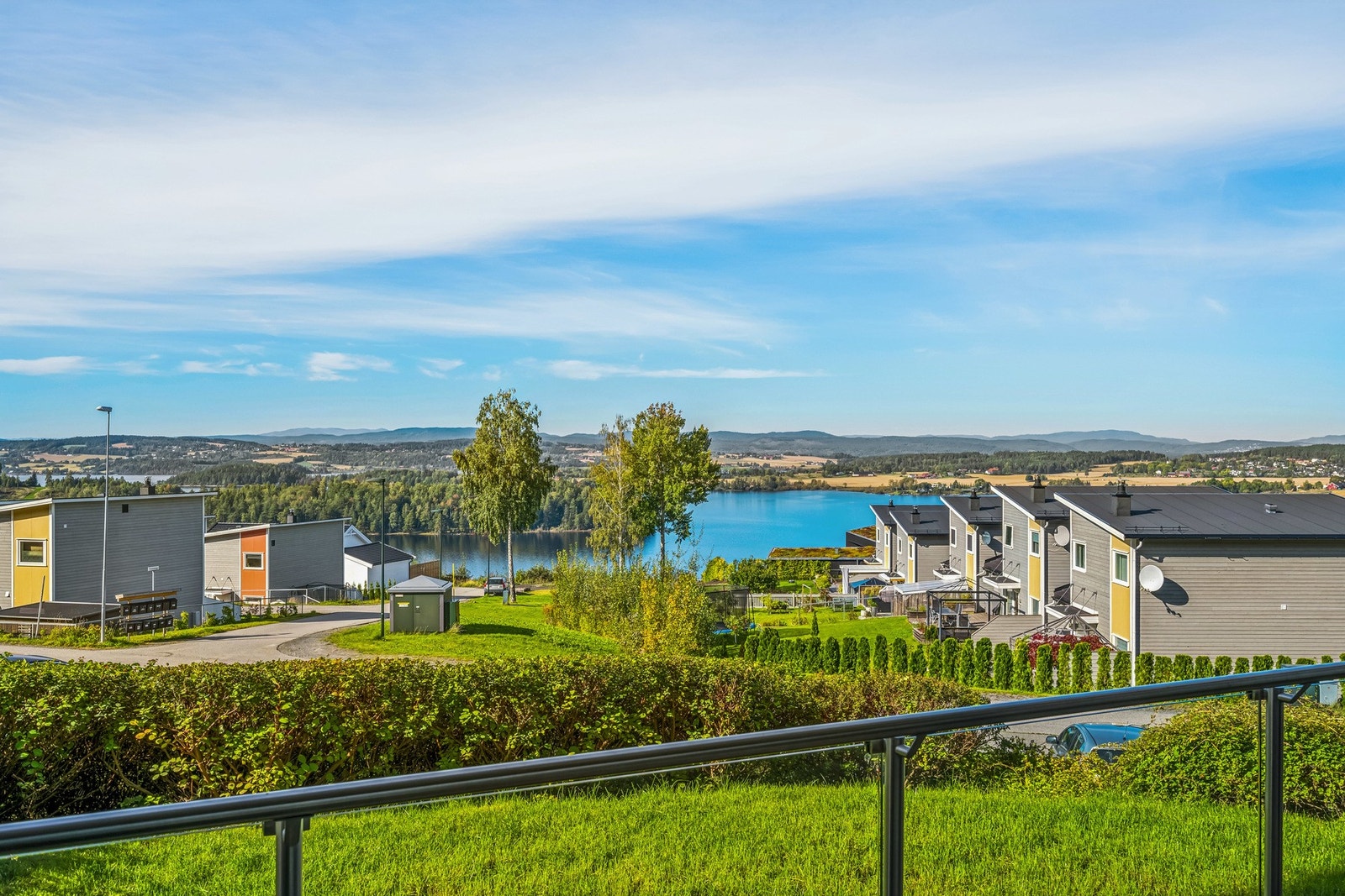 Leiligheten og terrassen har nydelig utsikt til Tyrifjorden og omkringliggende områder. Galleribilde