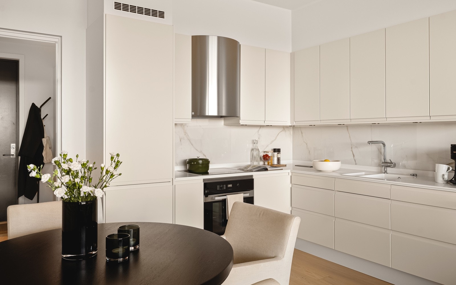 hvitevarer er integrert og medfølger handelen: stekeovn, induksjonstopp, oppvaskmaskin, ventilator og kjøleskap med frysedel. Hvitevarer fra kvalitetsmerket Miele. Galleribilde