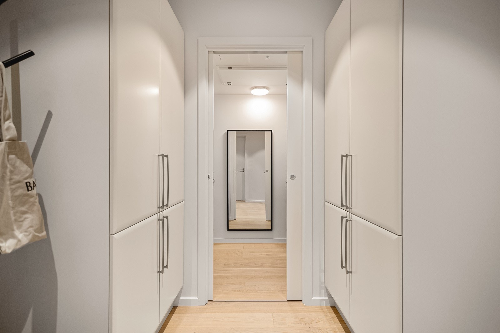 I gangen er det innredet med to garderobeskap med god plass til oppbevaring av sko- og yttertøy. Galleribilde