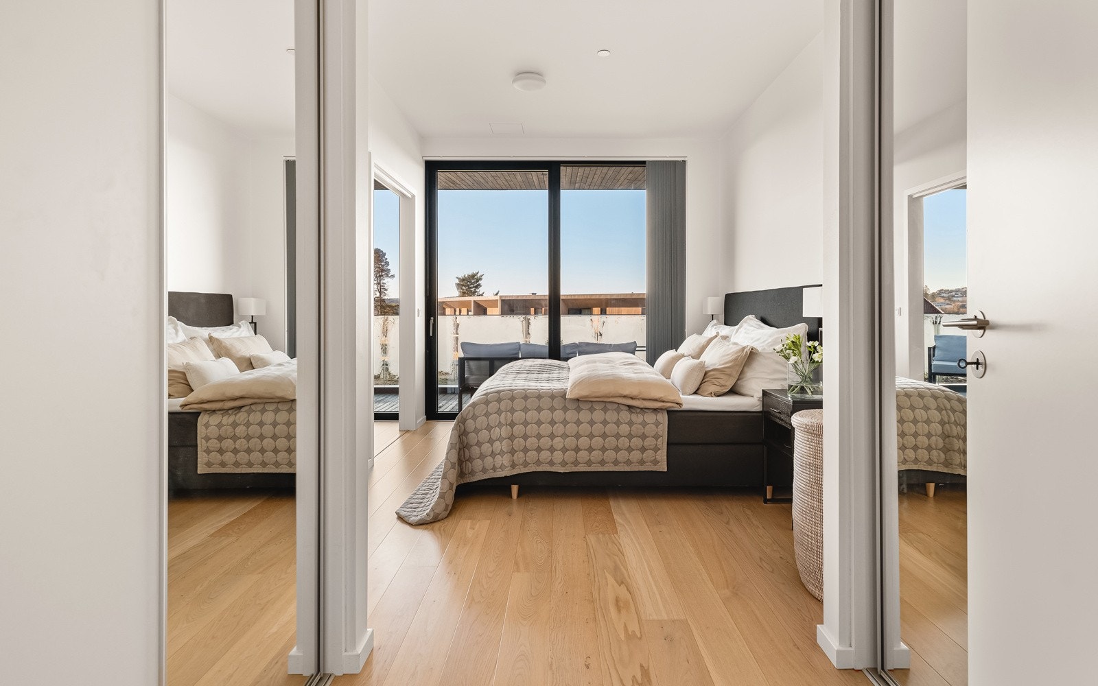 Det er godt med garderobeplass i skyvedørsgarderobe. Galleribilde