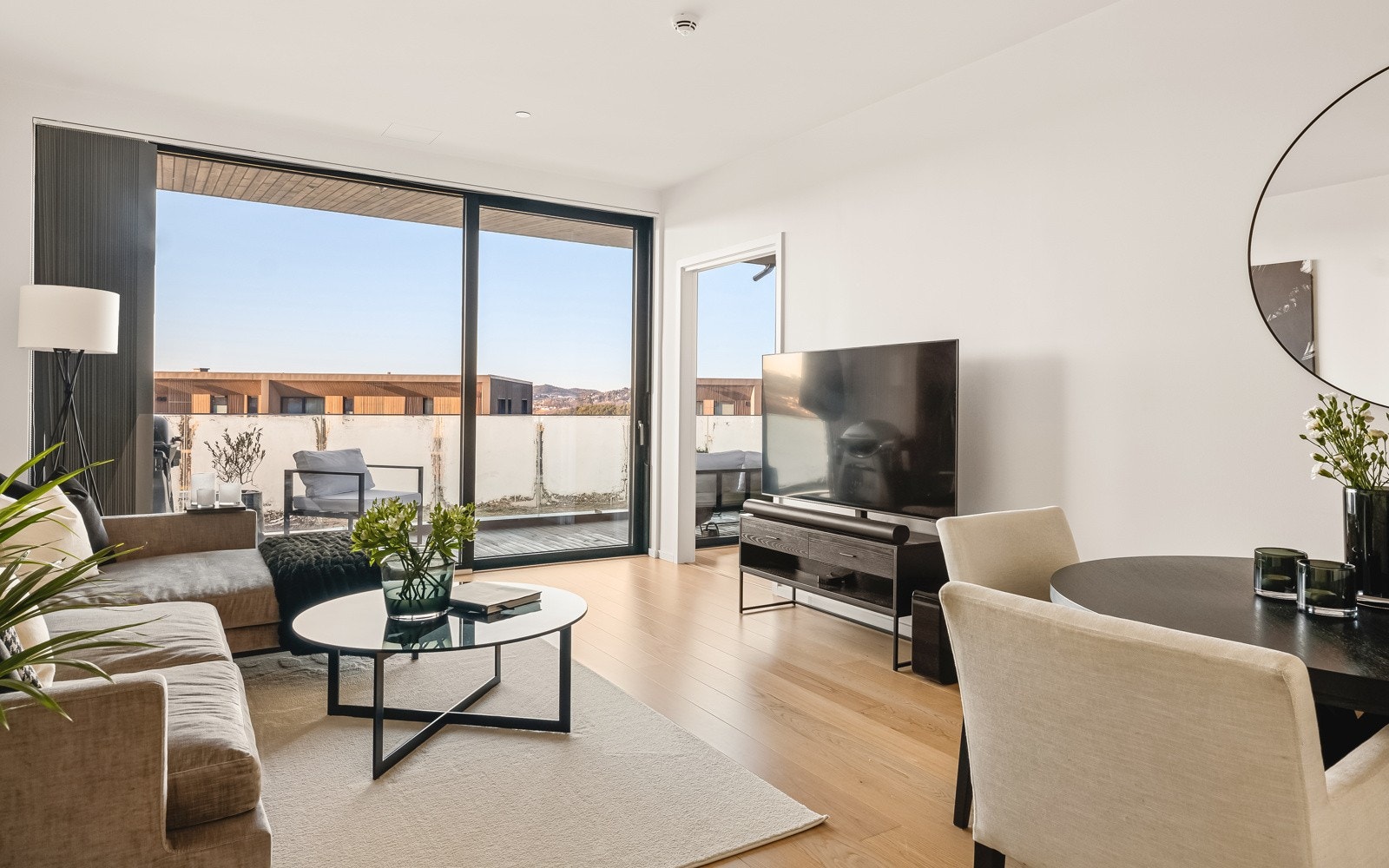 Fra stuen er det utgang til en herlig terrasse på hele 13,7 kvadratmeter. Galleribilde