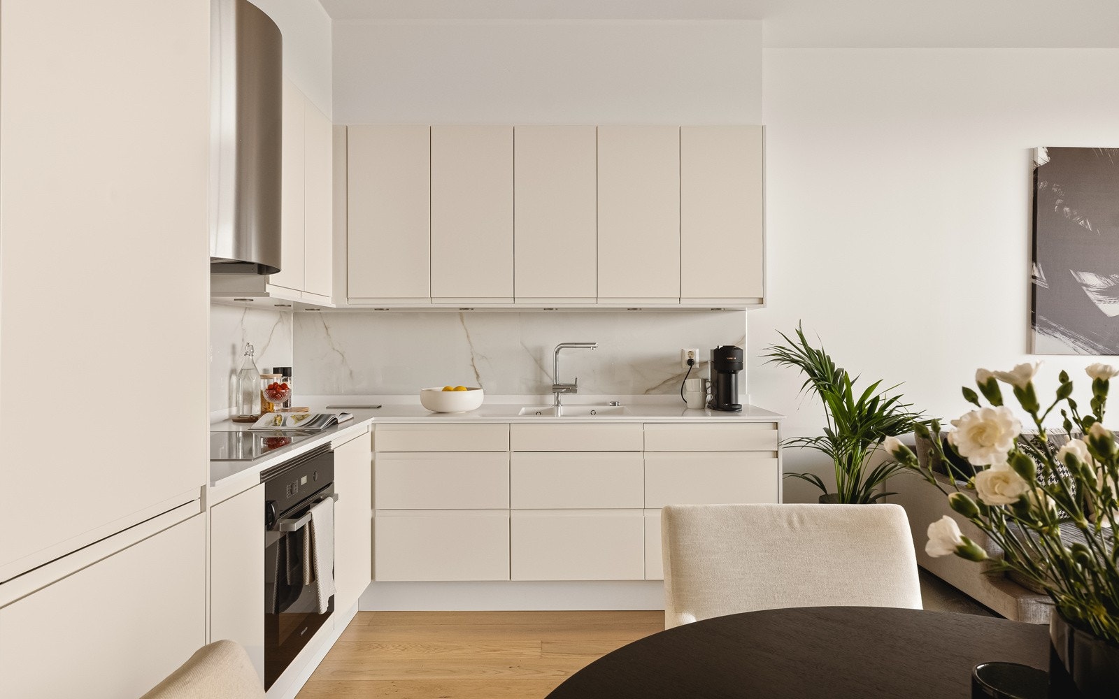 Det er fliser over benkeplate og belysning under overskap. Galleribilde