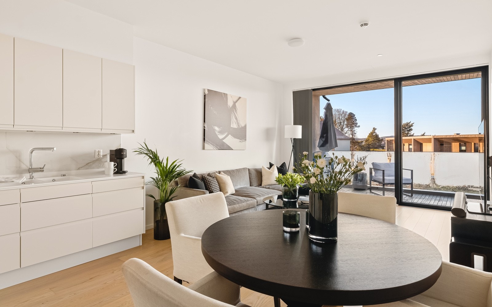 Store vindusflater kombinert med en god takhøyde på 2,80 meter sikrer godt med naturlig lys som skaper god atmosfære i rommet. Galleribilde