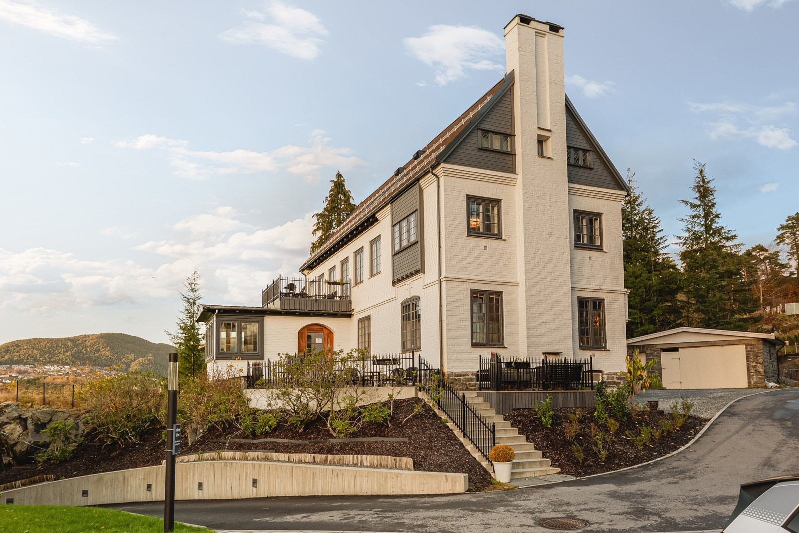 Om du ikke ønsker å lage maten selv kan du spasere bort til Konow Lund-villaen hvor det er restaurant med utsøkt mat og et mål om å bygge opp Bergens beste vinkjeller. Om du har gjester på overnatting kan man leie "Troldhaug-suiten" for 4 personer. Galleribilde