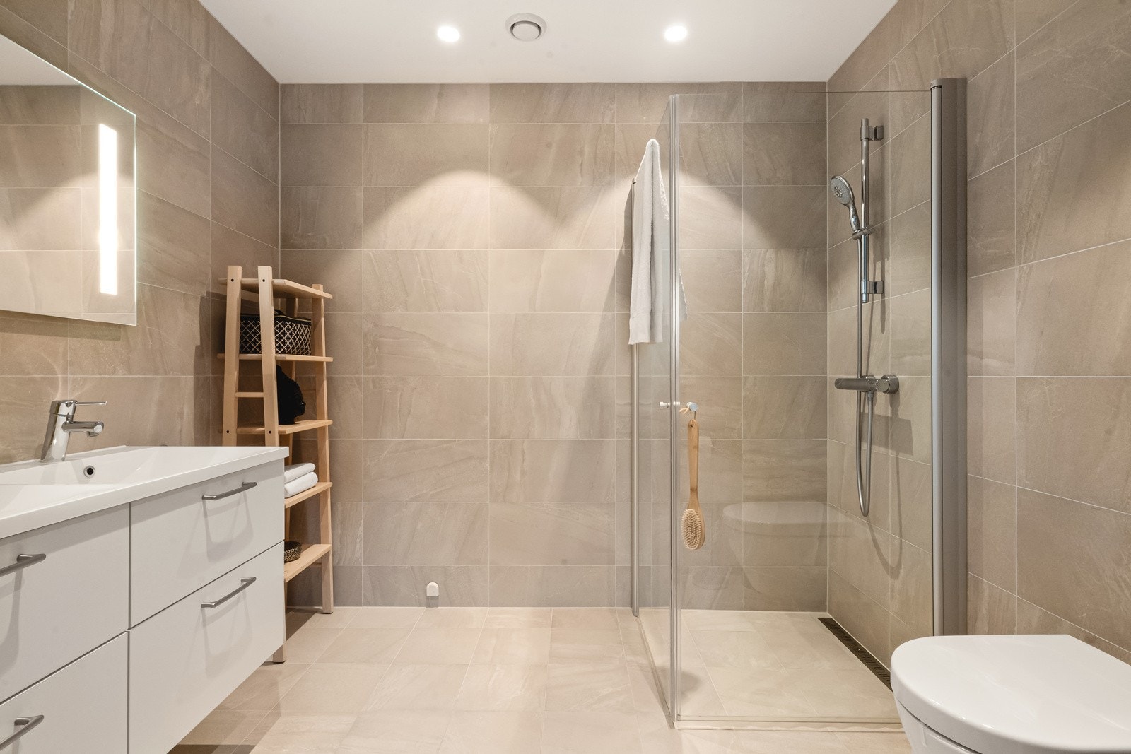 Det er vannbåren gulvvarme, rennesluk/plastsluk og avtrekksventil i himling Galleribilde