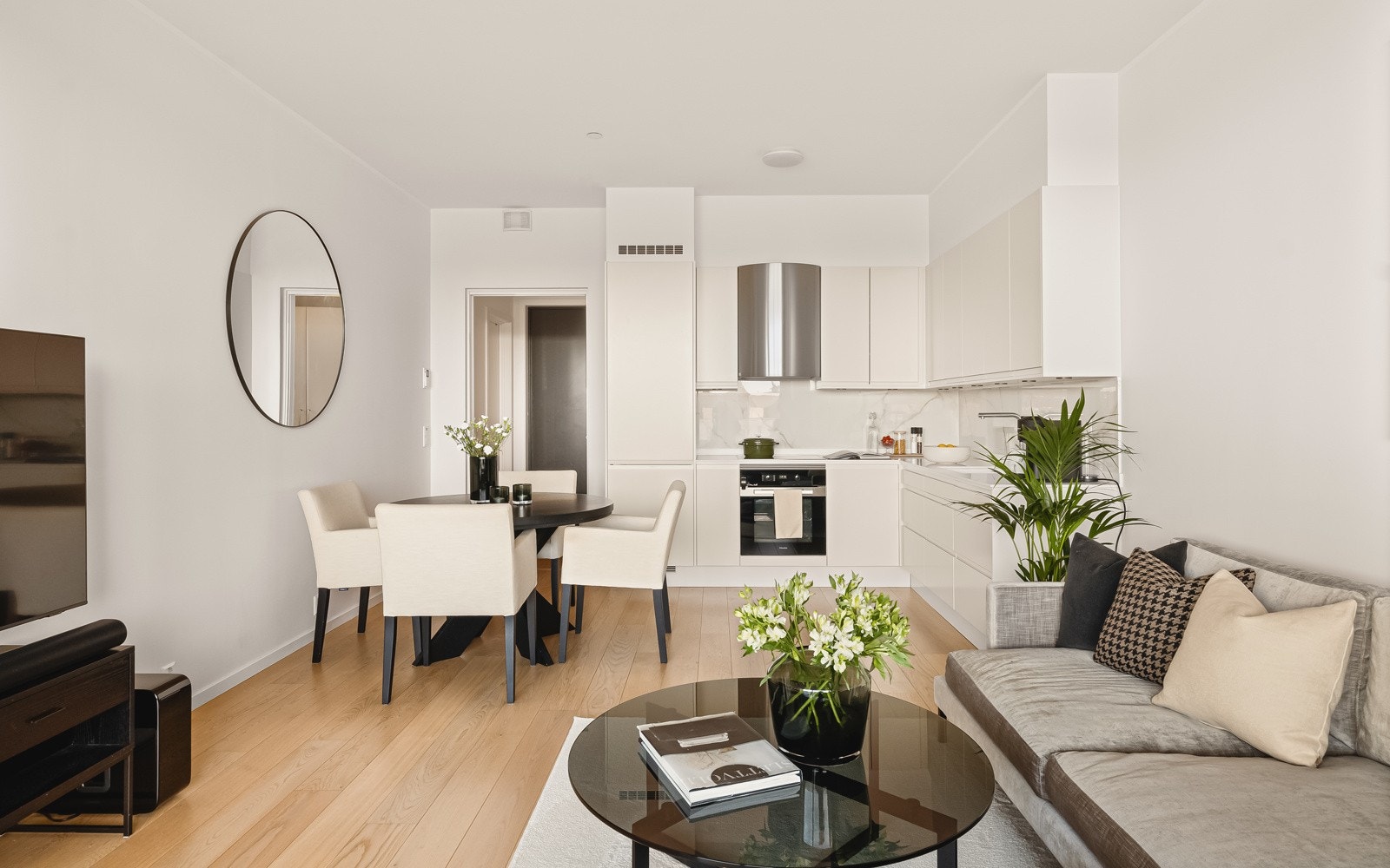 Videre ledes du inn i boligens samligssted - en åpen stue & kjøkken løsning som gir rommet et sosialt preg. Galleribilde