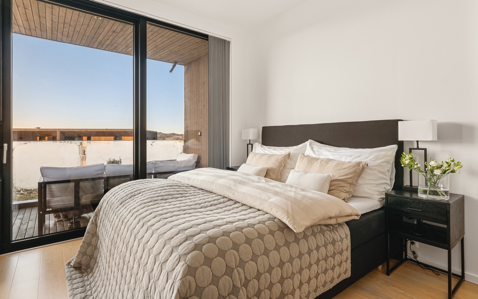 Leilighetens soverom er av god størrelse og måler 15,4 kvadratmeter. Galleribilde