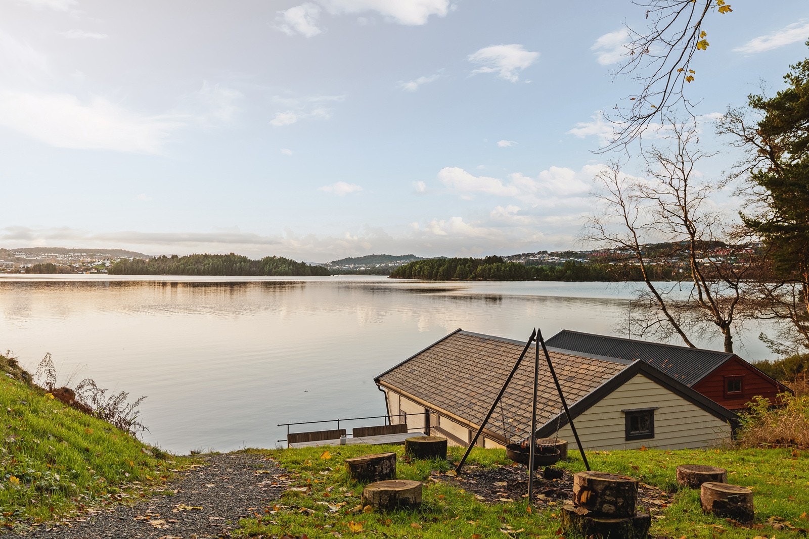 Det er felles sjøhus med tilhørende strandlinje hvor du kan ta et forfriskende bad om det skulle bli for varmt på terrassen en varm sommerdag. Nordåsvannet har ofte god badetemperatur på sommerstid. Det er også mulig å leie kajakk. Galleribilde