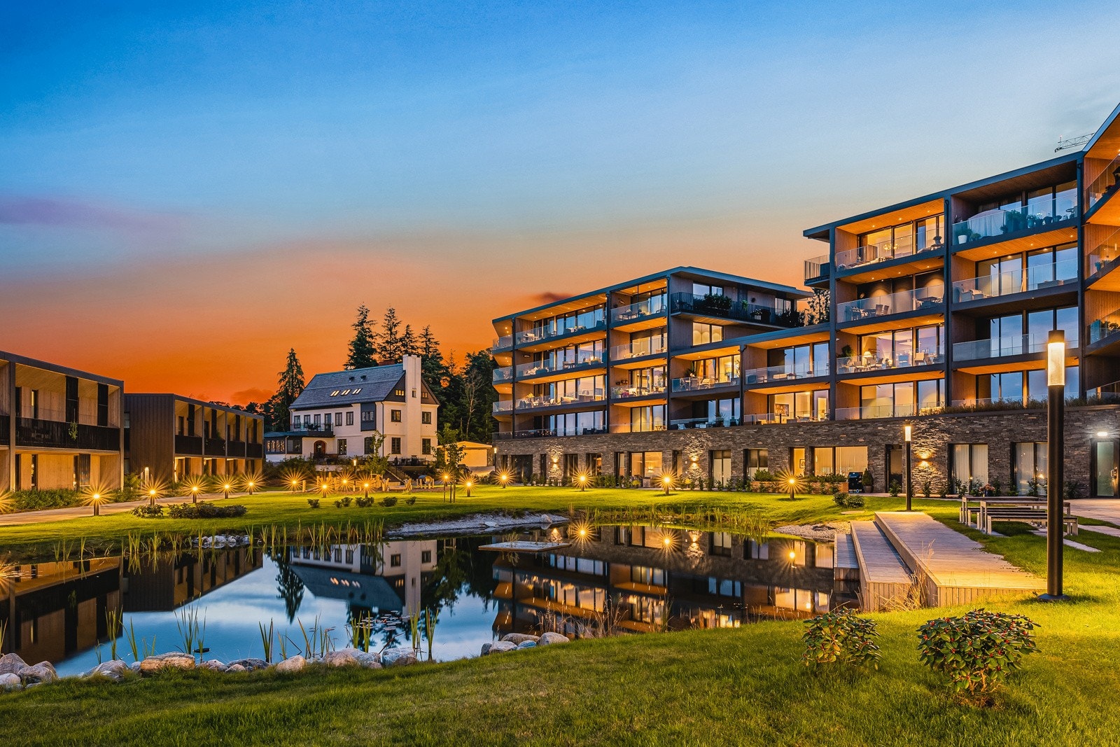Leiligheten har god beliggenhet i et attraktivt nyetablert boligfelt ved sjøkanten av Nordåsvannet. Bygningen befinner seg innerst i en blindgate, noe som sørger for svært fredelige omgivelser. Galleribilde