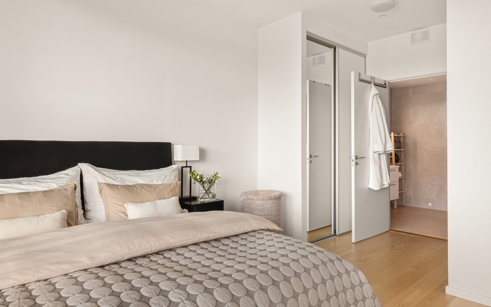 Hovedbadet har tilkomst fra leilighetens soverom og er av god størrelse (5,7 kvm). Galleribilde