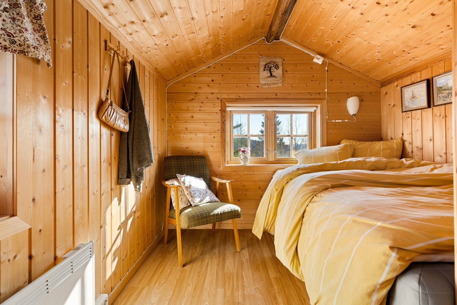 Sengeplass i uthuset, ikke søkt. For mer info se under ferdigattest i komplett salgsoppgave. Galleribilde