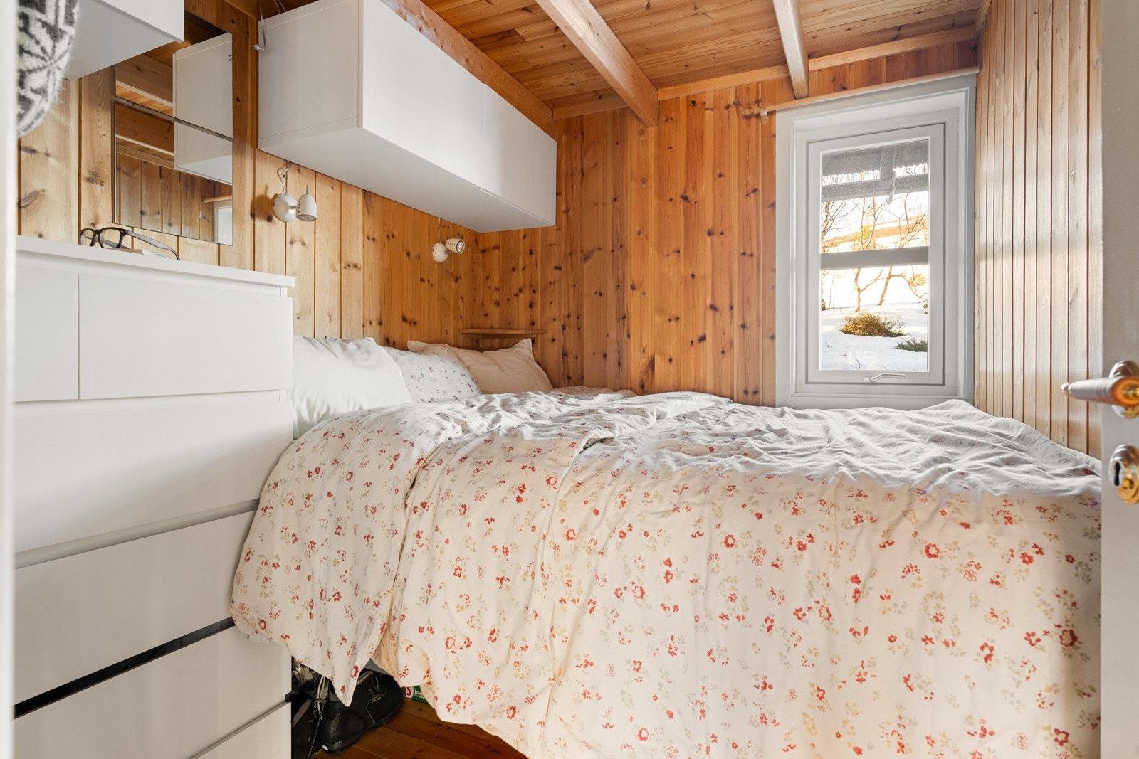 Soverom på ca 4,6 kvm befinner seg like ved entreen og har rikelig med oppbevaringsplass i kommode og under sengen Galleribilde