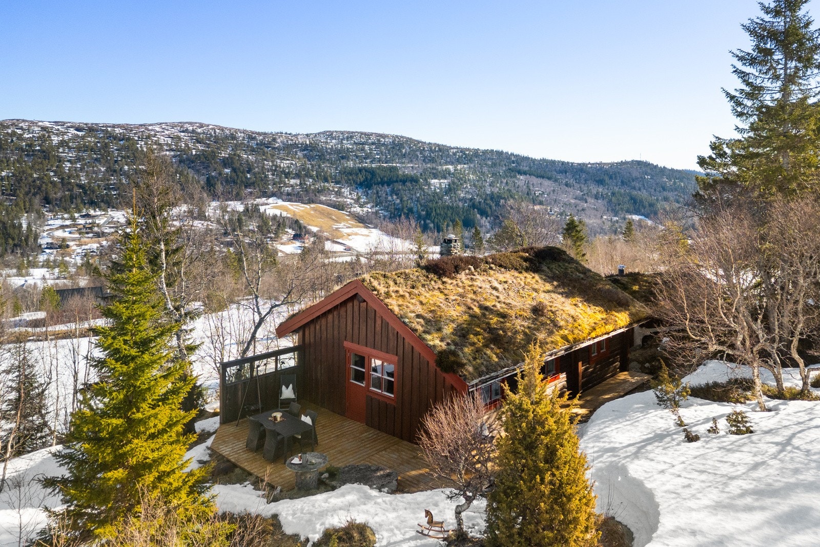 Hytten ligger i enden av veien med friomårdet på oversiden som gjør det til et fredlig og naturskjønn eiendom Galleribilde