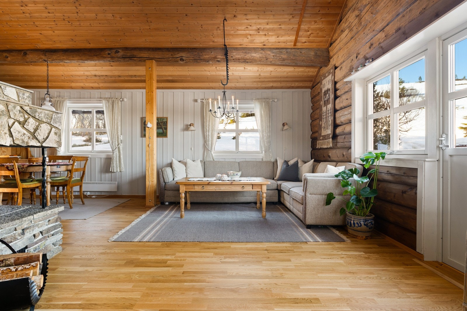 Den originale hytten er laftet med 8" tømmer og veggene som er kledd på innsiden er etterisolert med 5 cm og veggene som er kledd på utsiden er isolert med 5 cm på utsiden. Galleribilde