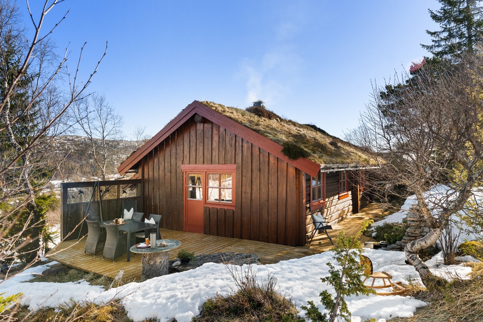 Med terrasser på begge sider av hytten kan man nyte solgangen og fine stunder ute. Galleribilde