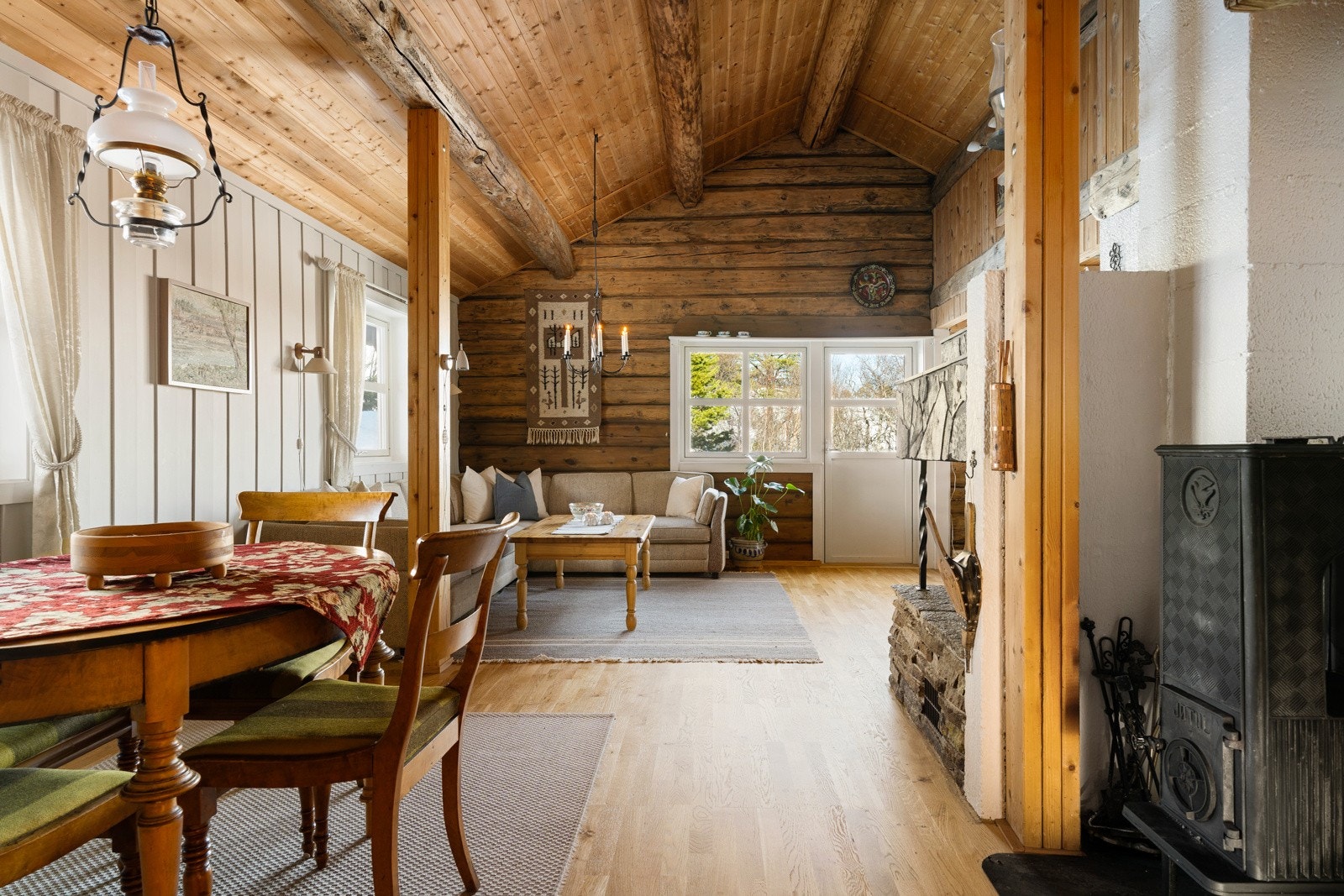 I tillegg til åpen peis har man en lukket ovn som varmer godt. Galleribilde