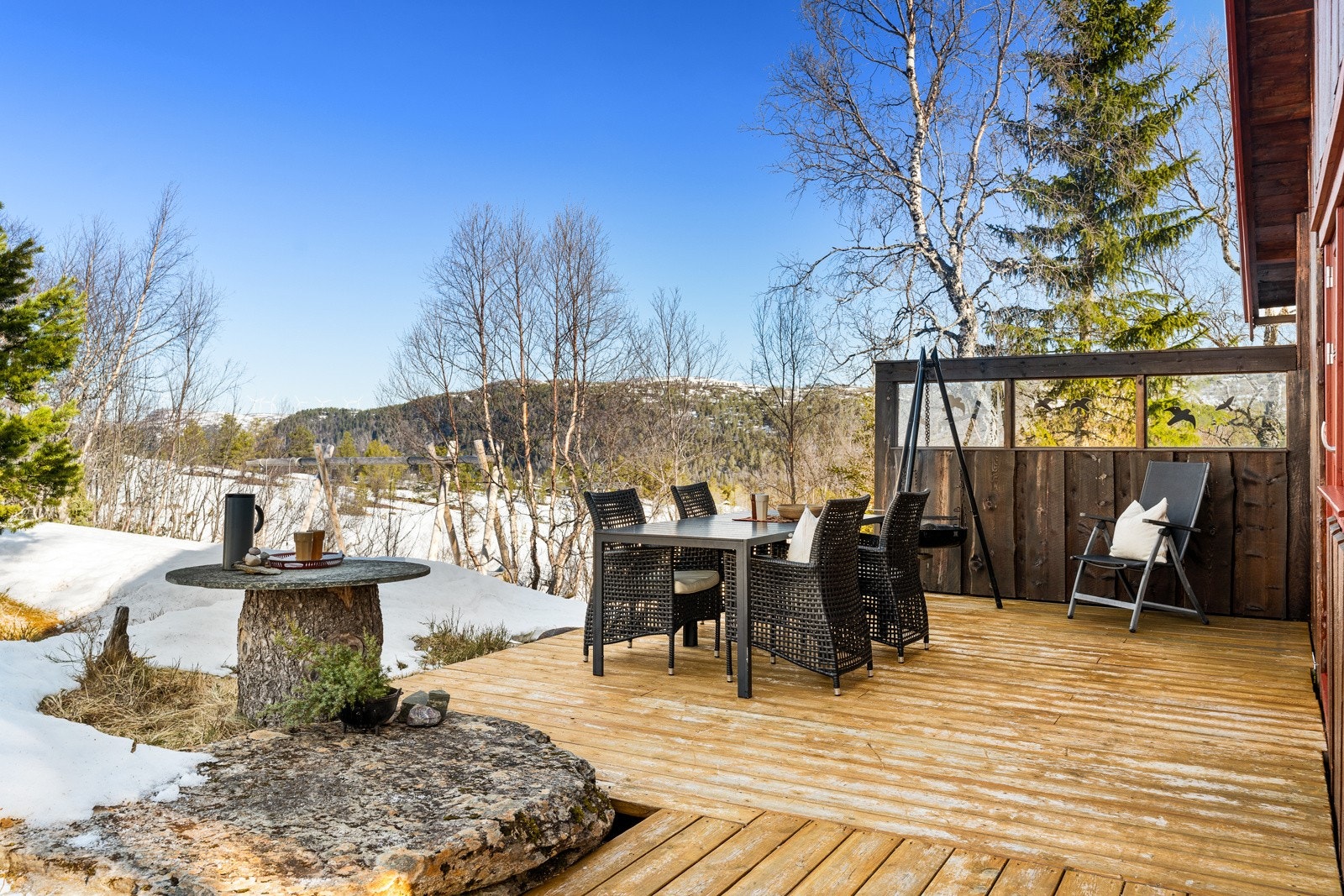 Stor terrasse som strekker seg rundt hytten på ca. 38 kvm Galleribilde