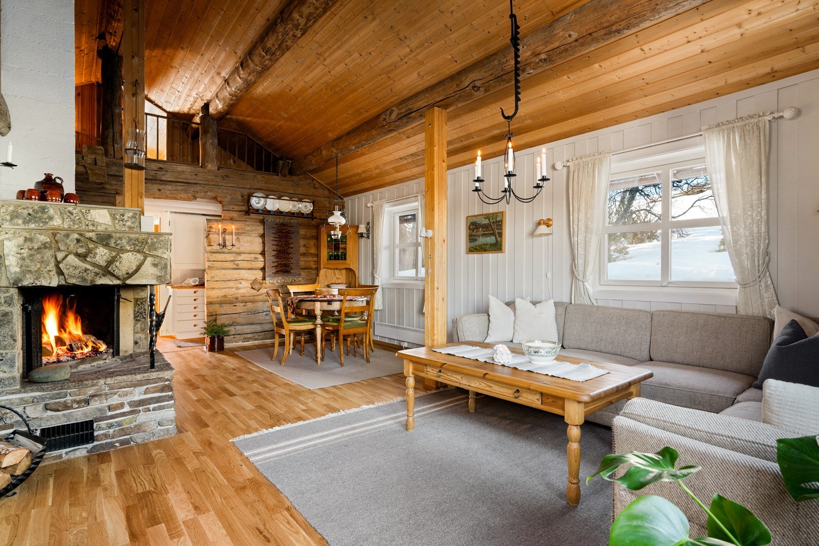 Stuen er på ca. 32 kvm og innbyr til flere muligheter for møblering. Galleribilde