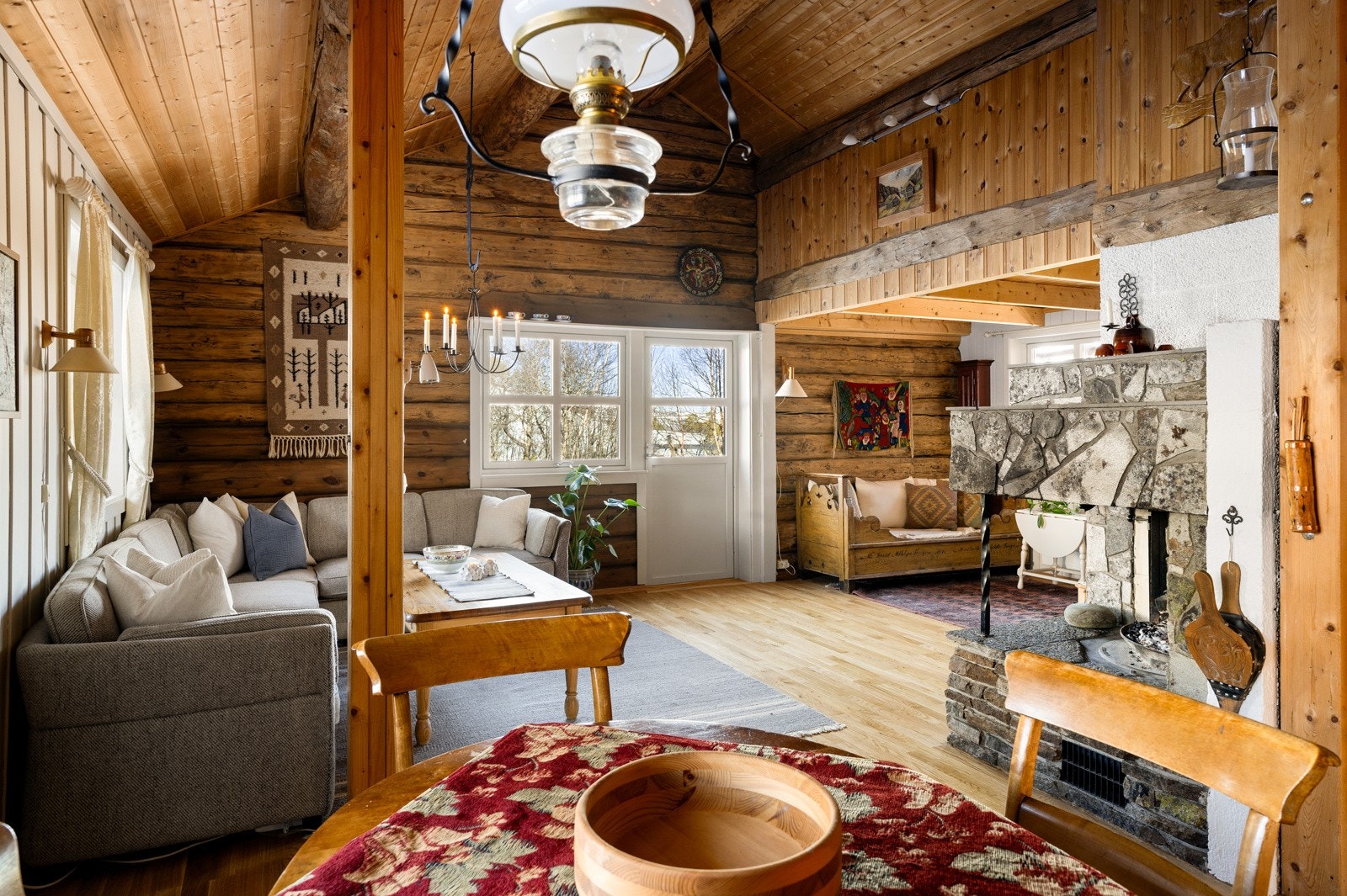 Her er det åpent helt opp mot mønsåsen noe som er med på gi rommet rikelig med luft og øker romfølelsen. Galleribilde