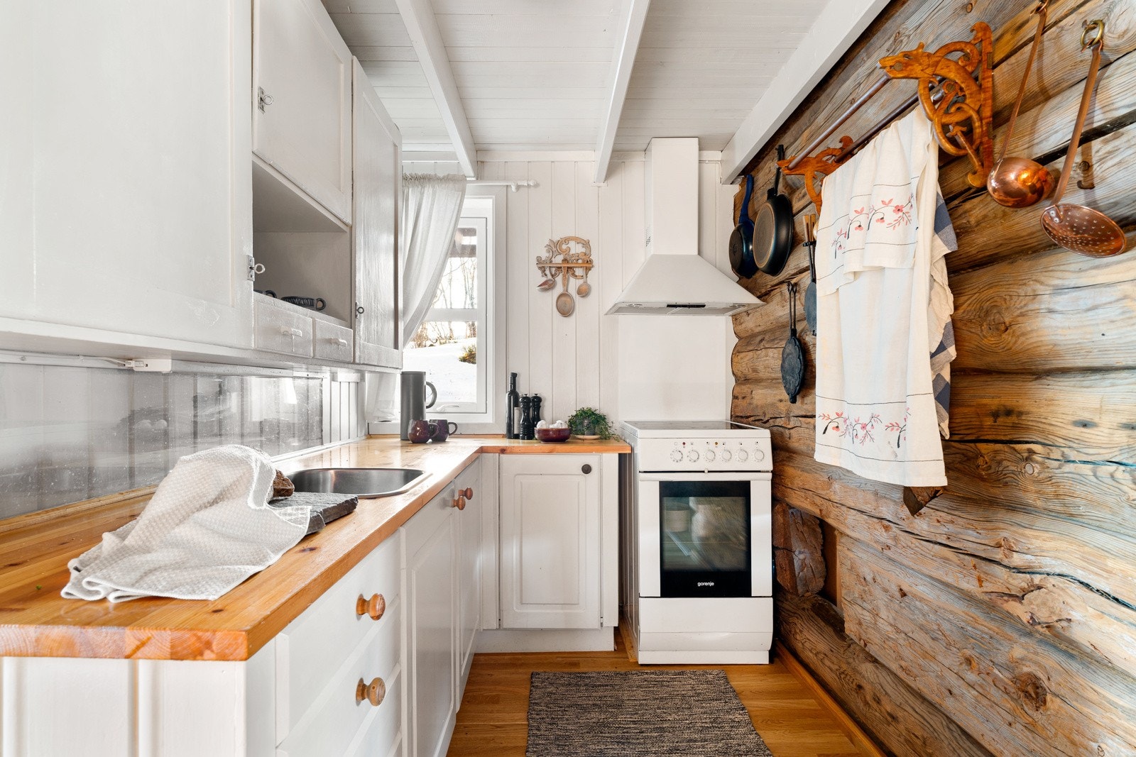 Kjøkkeninnredning er i praktisk tilknytning til stuen og har kort vei mellom de ulike arbeidssonene. Rommet har godt lysinnslipp via vindu over kjøkkenbenken Galleribilde