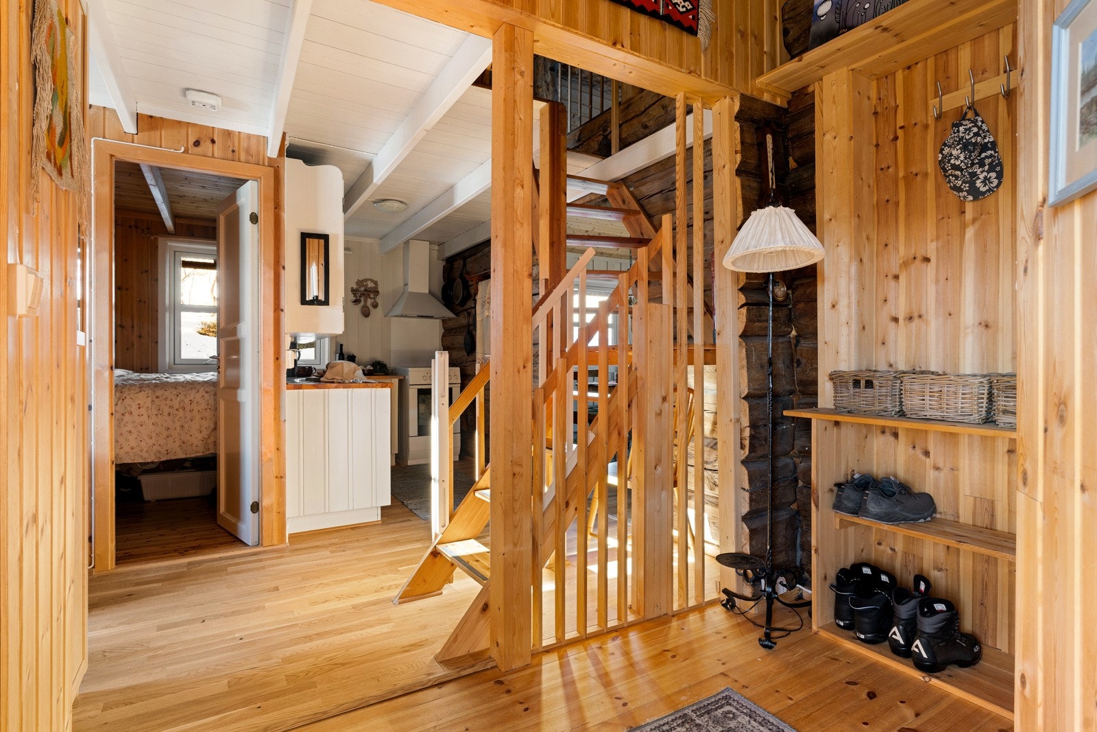 Velkommen inn, her er det god plass for å henge fra seg yttertøyet. Galleribilde