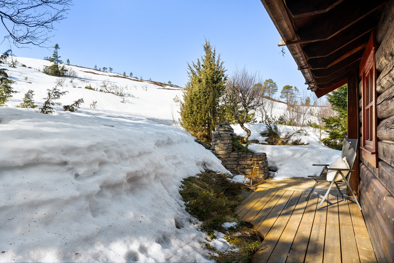 Her har man virkelig gjort tiltak for å nyte solen best mulig med terrasse langs hele langsiden Galleribilde