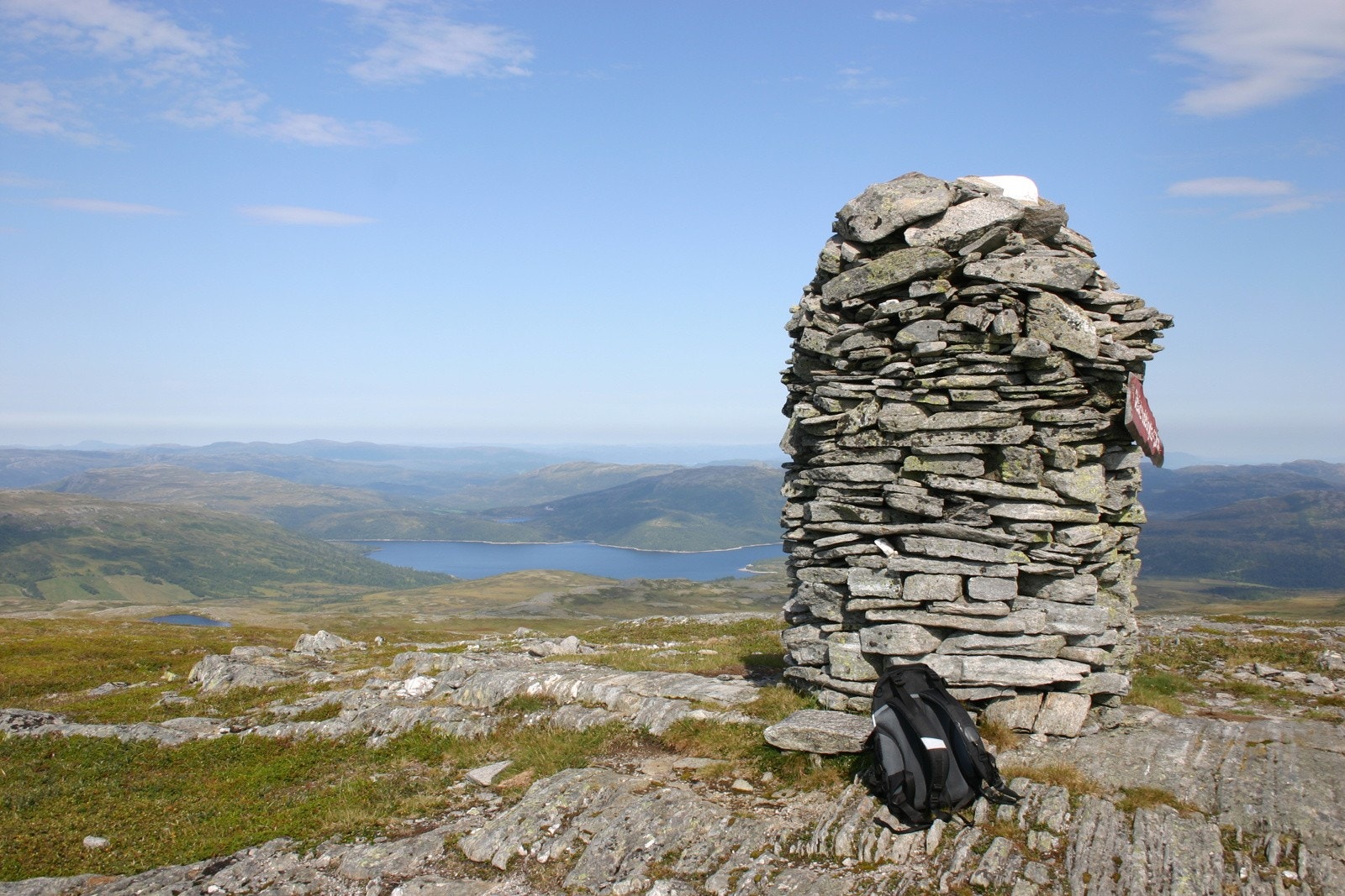 Omnfjellet og Omnfjellvarden på henholdsvis 830 og 847 moh.er flotte turmål fra eiendommen. Galleribilde