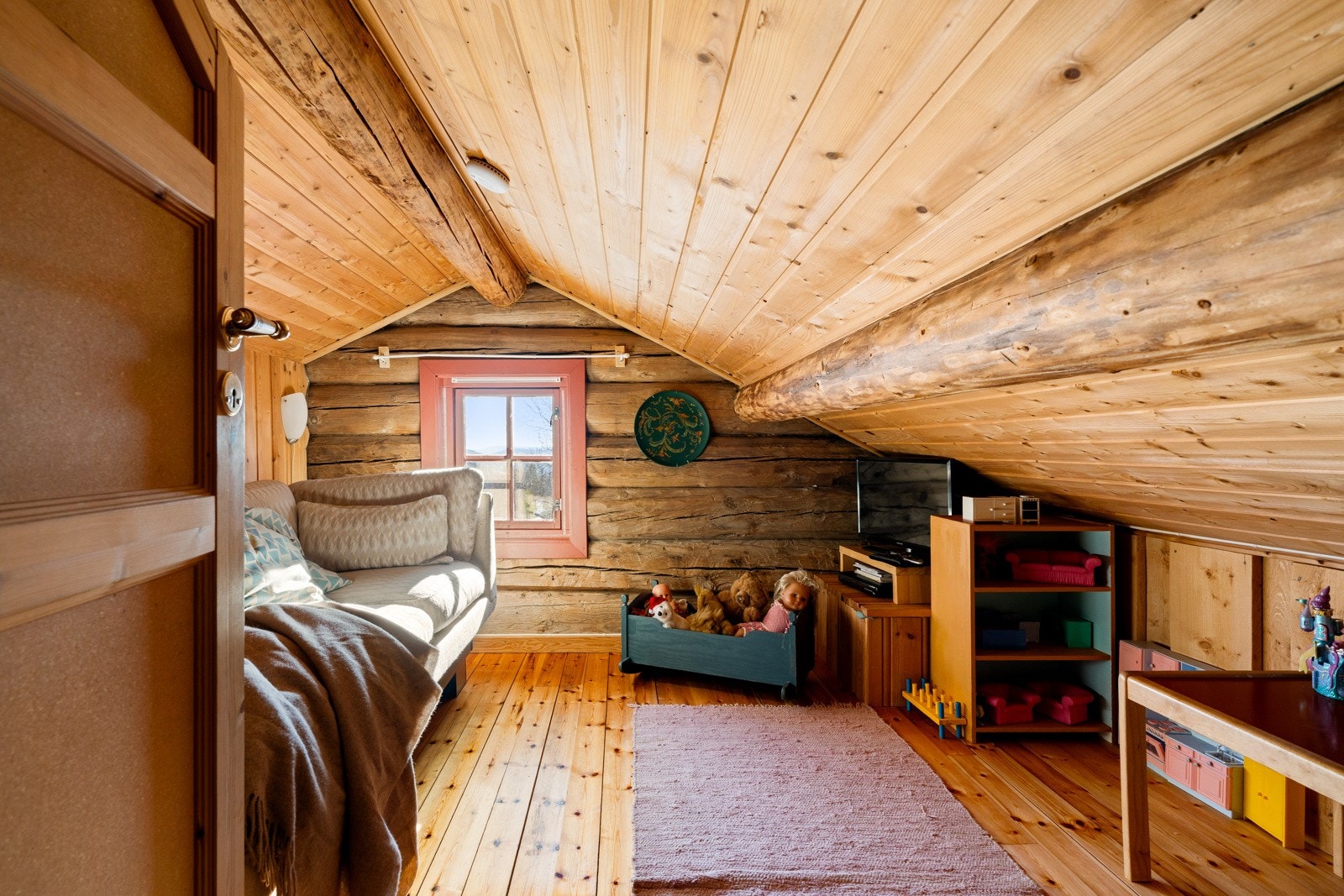 Hems med ekstra sengeplass og et yndet sted for barna å leke seg Galleribilde