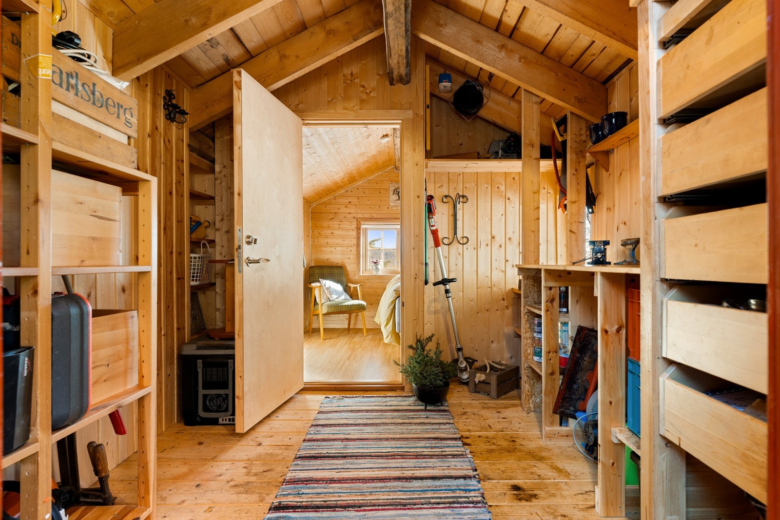 Uthuset er tilrettelagt for oppbevaring av verktøy samtidig som det har et innredet rom innerst. Galleribilde
