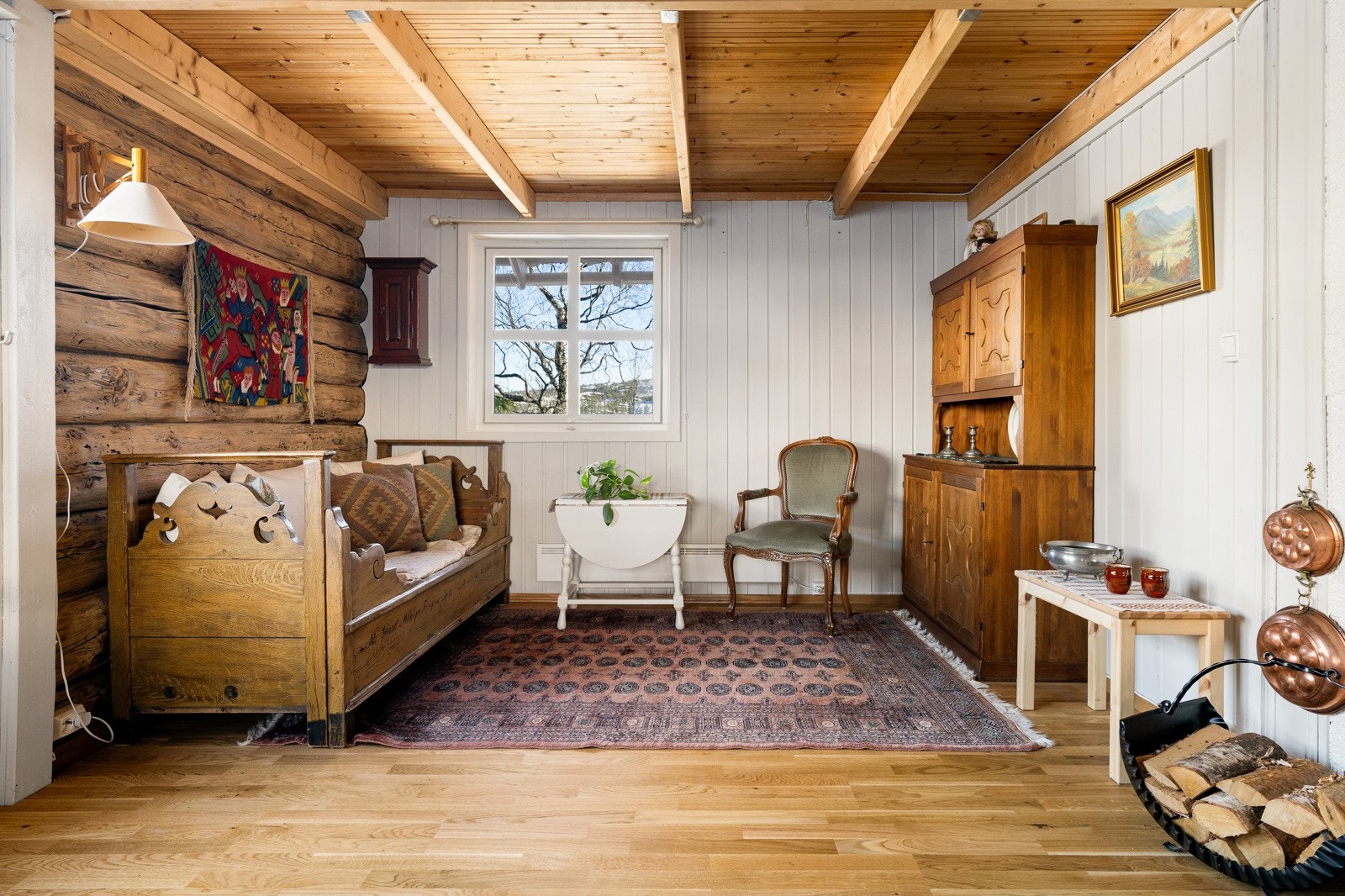 Her har det tidligere vært et ekstra soverom, men etter at hytten ble påbygd valgte man å øke størrelsen på stuen Galleribilde