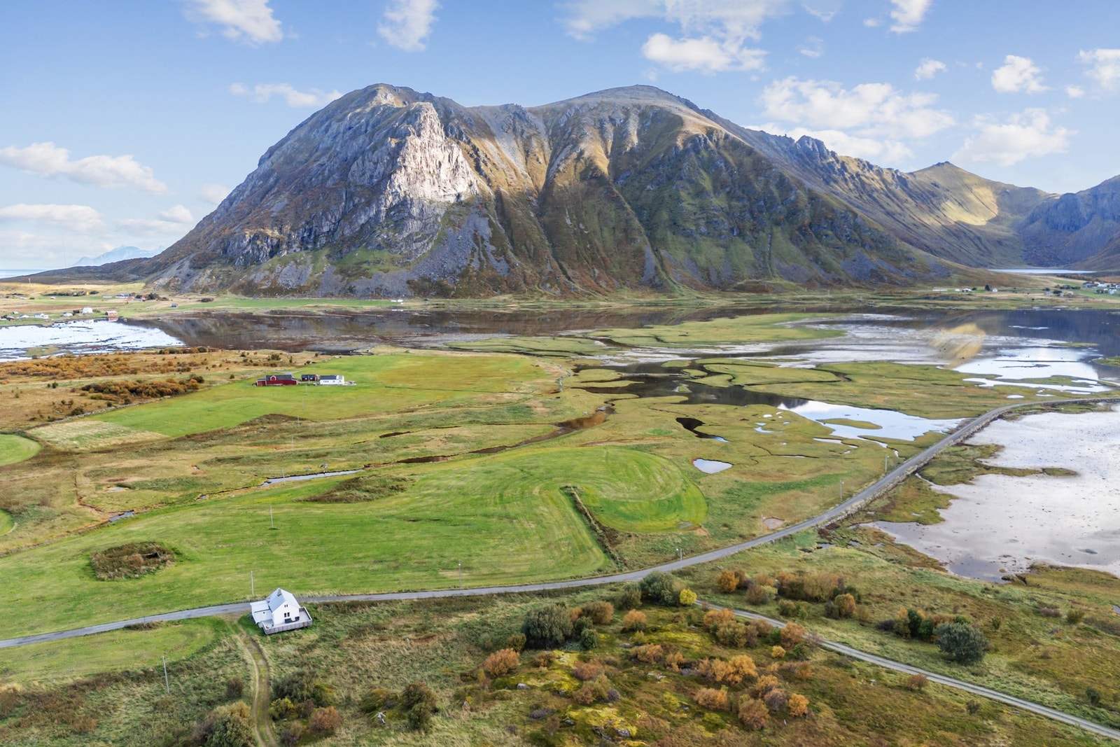 Blandet med sjøutsikt og kritthvite strender, ser du også fjellene rundt og gress-sletter som gir en virkelig spesiell atmosfære. Galleribilde