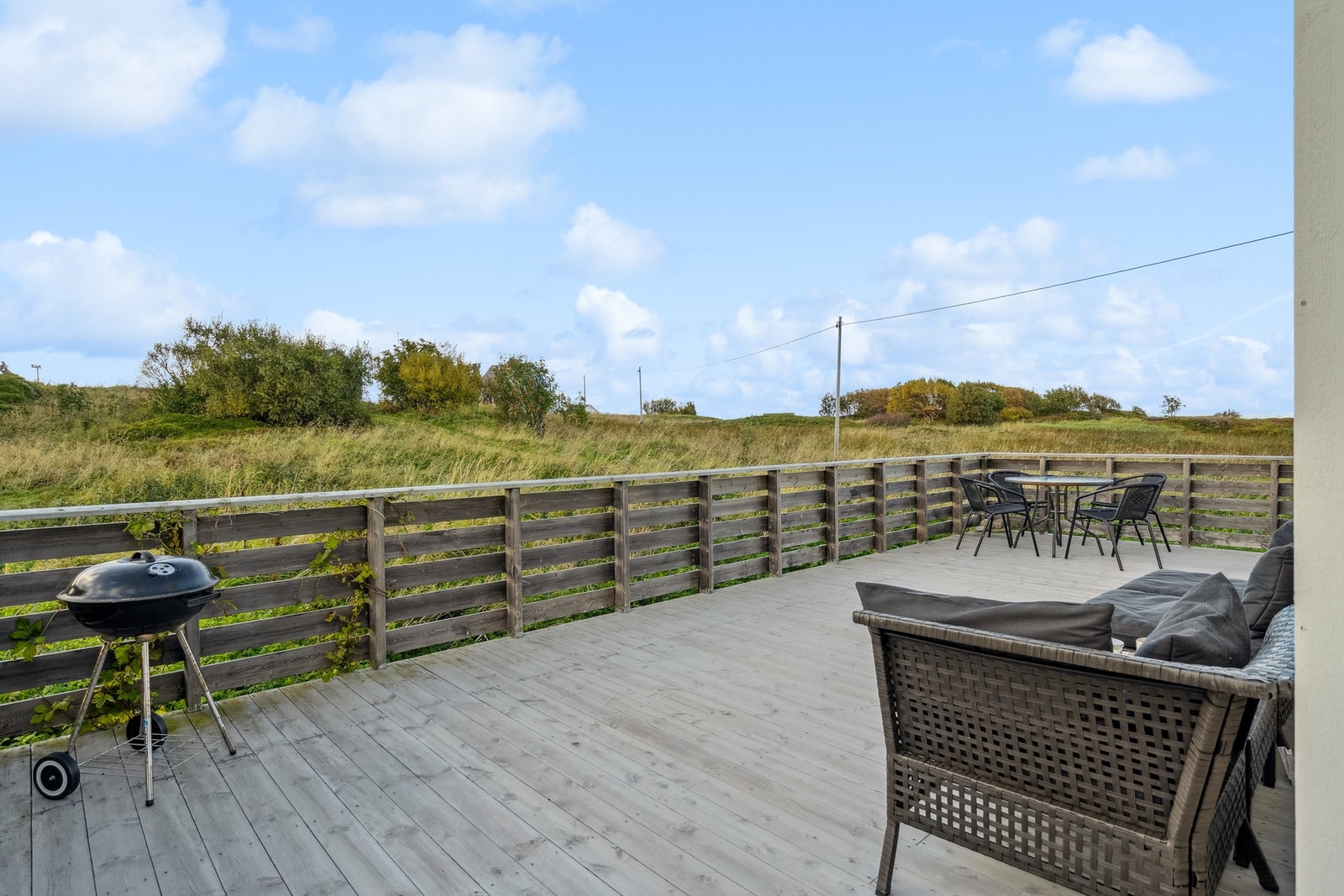 Her kan du enkelt kan dekke langbord og fyre opp grillen. Galleribilde