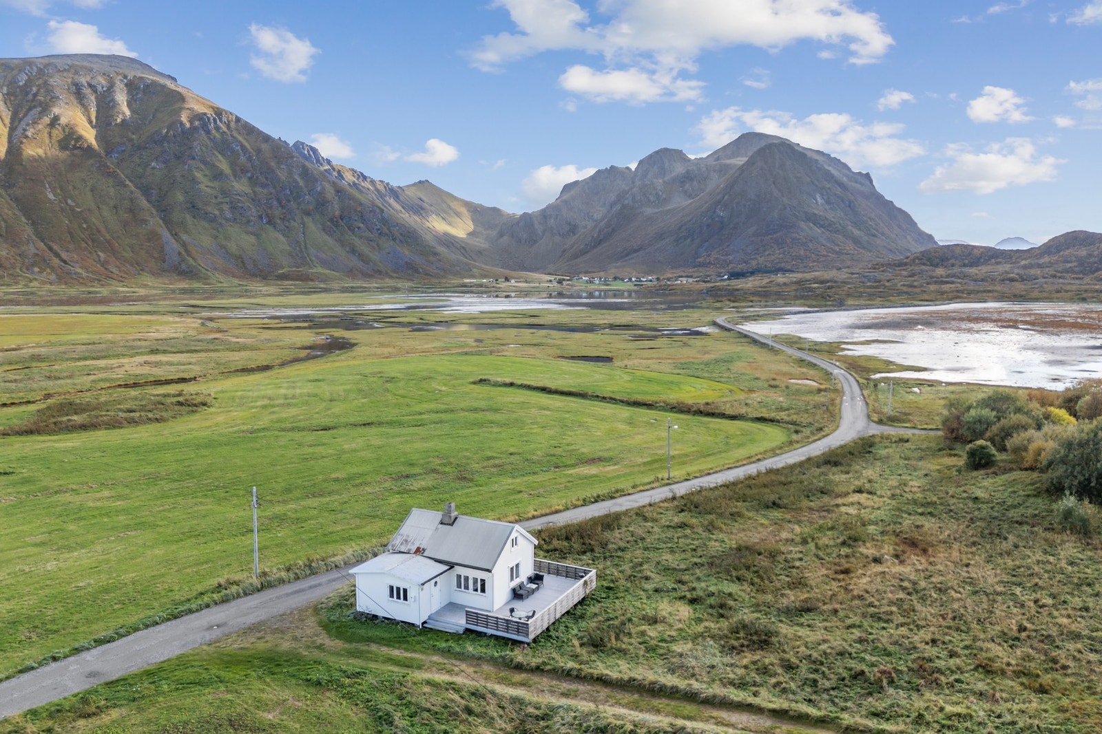 Stor terrasse med gode sol- og utsiktsforhold, samt romslig tomteareal på 1775 m². Galleribilde