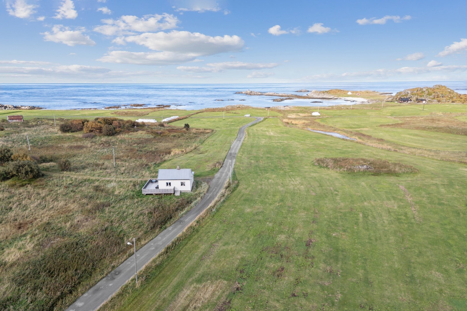 Velkommen til Sandveien 392 - Presentert av EiendomsMegler 1 Lofoten. Foto: EFKT. Galleribilde