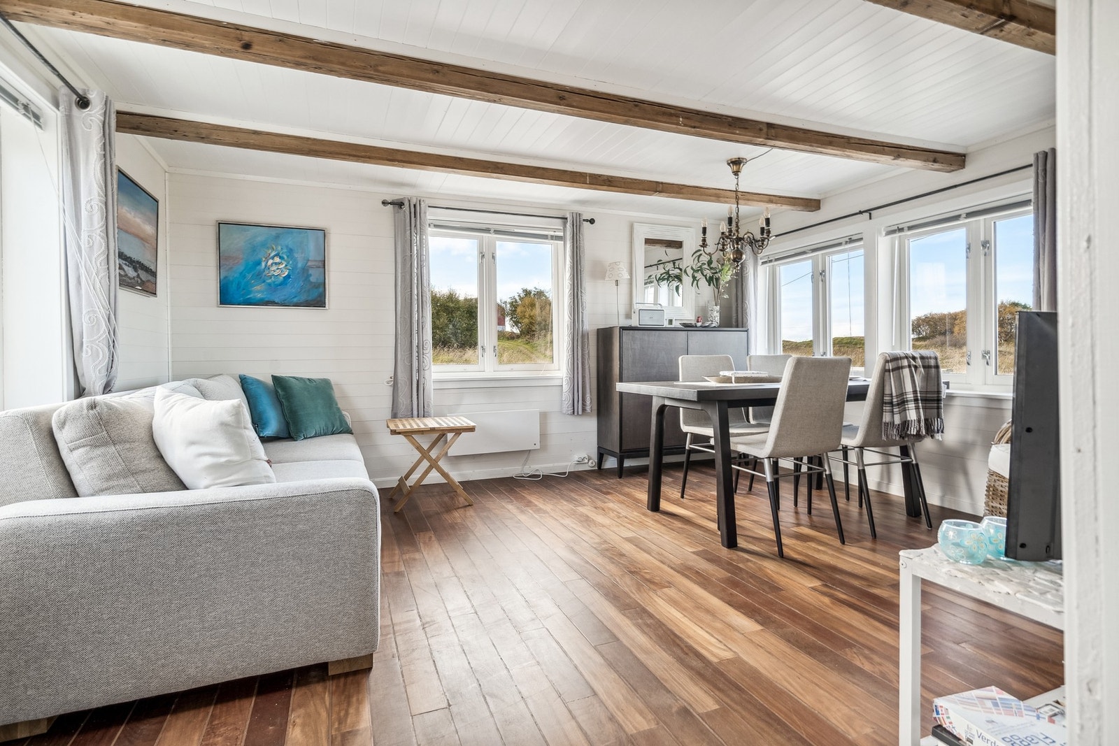 Lys og trivelig stue. Galleribilde