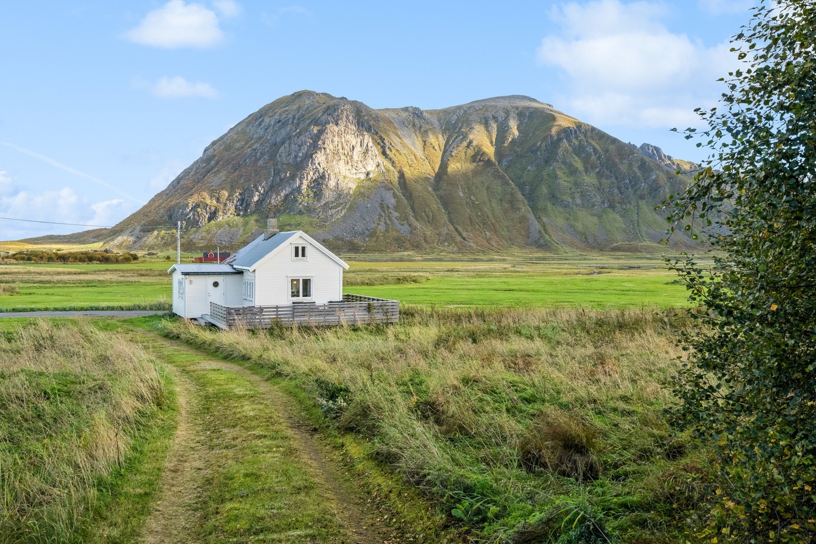 Koselig fritidsbolig over to plan som er innbydende innredet og fremstår som velholdt ut i fra byggeår. Fritidsboligen har entré, stue, kjøkken, to soverom og bad. Galleribilde