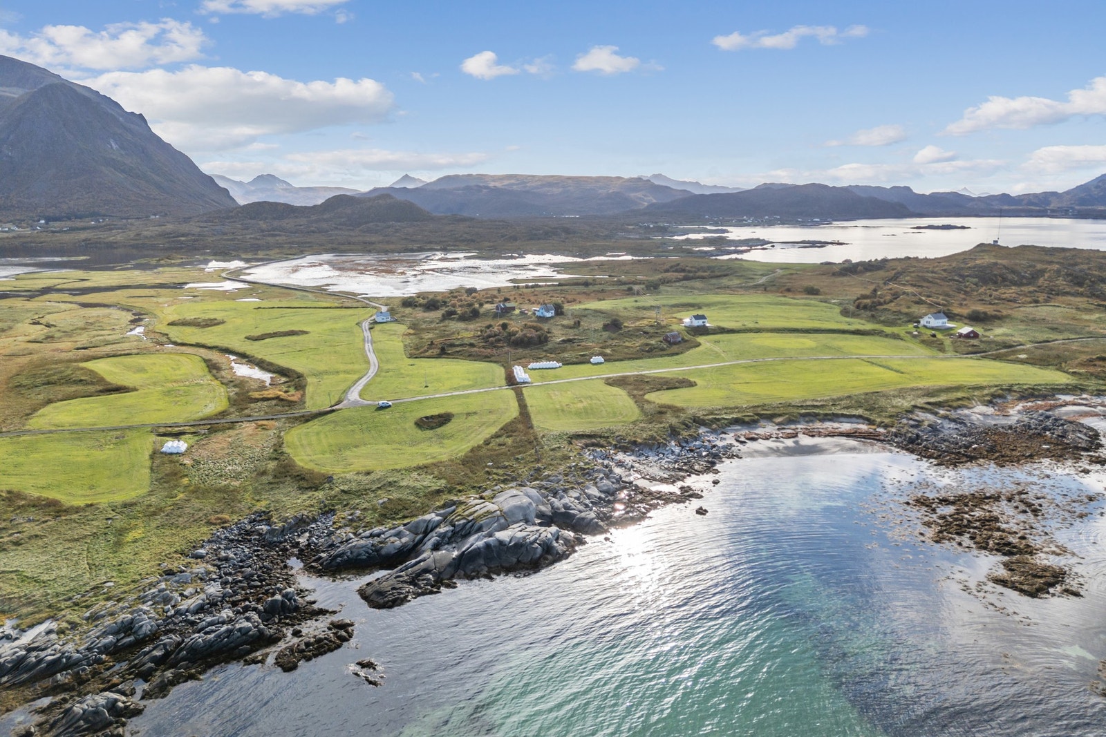 Eiendommen ligger på Sandøya, en liten perle i vakre Lofoten. Her er det umiddelbar nærhet til kritthvite strender og på sommerstid kan du nyte midnattssola. Galleribilde