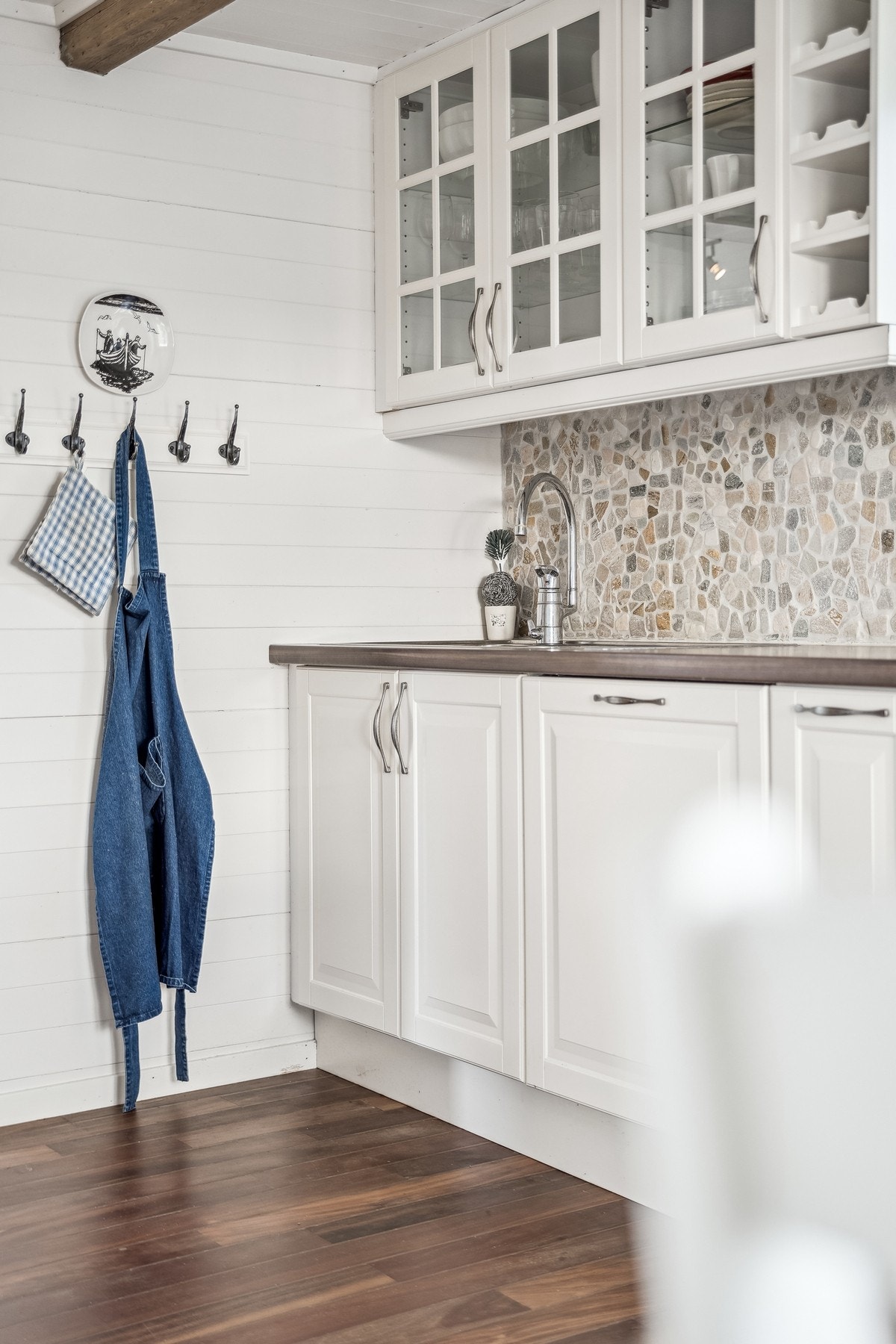 Kjøkkenet har kjøl/fryseskap, oppvaskmaskin, platetopp og stekeovn. Galleribilde